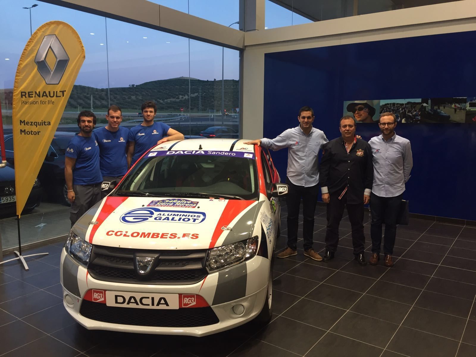 Integrantes del aula del motor en una competición.