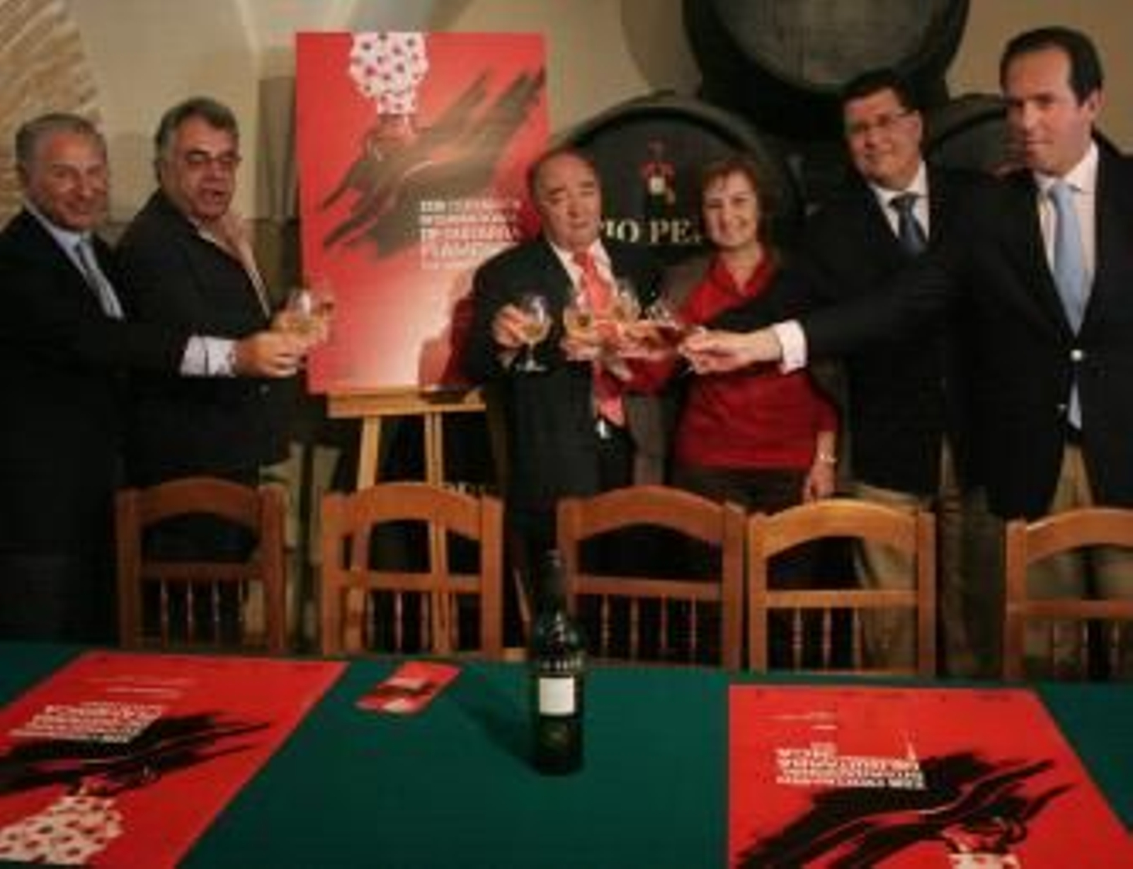 Trofeo de guitarra flamenca sobre un escenario iluminado