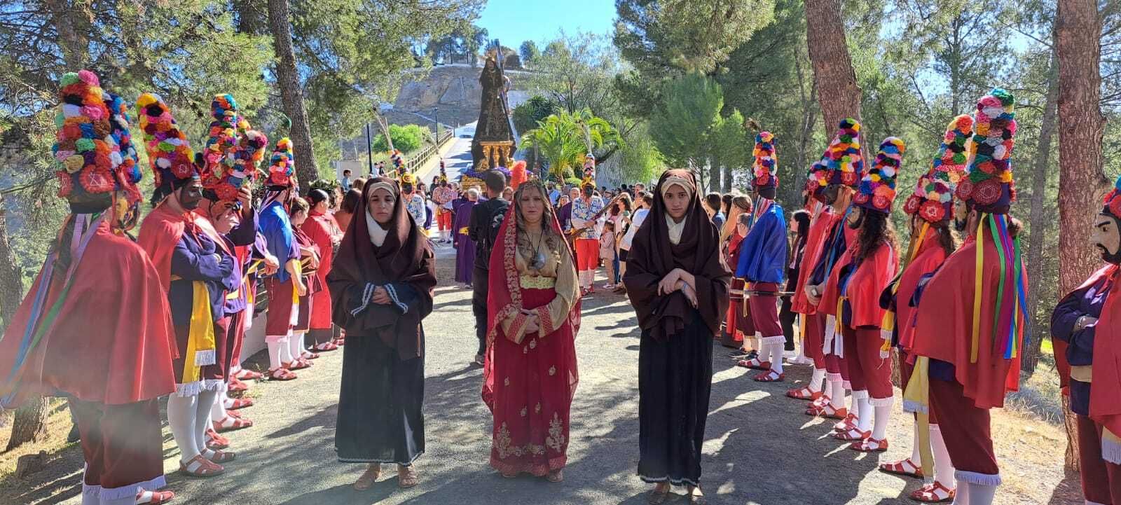 Viernes Santo en Iznájar: la procesión del Calvario, en imágenes