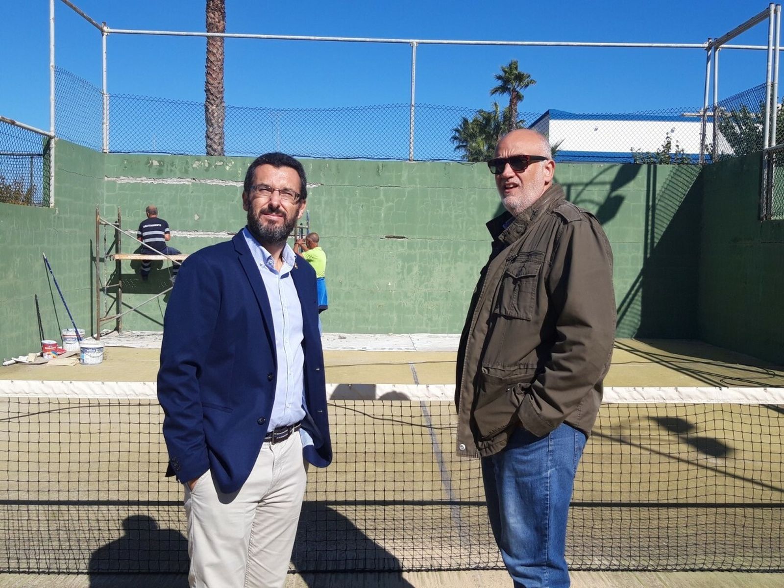 El alcalde linense, Juan Franco, y el concejal de Deportes, Javier Vidal, en el club Santa Bárbara.