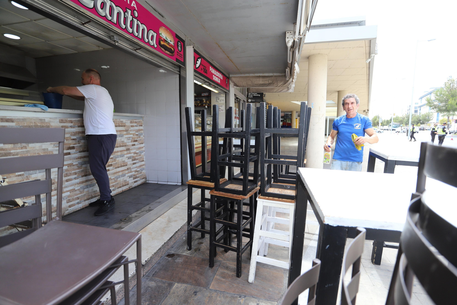 Imágenes de los últimos retoques de terrazas de bares y restaurantes