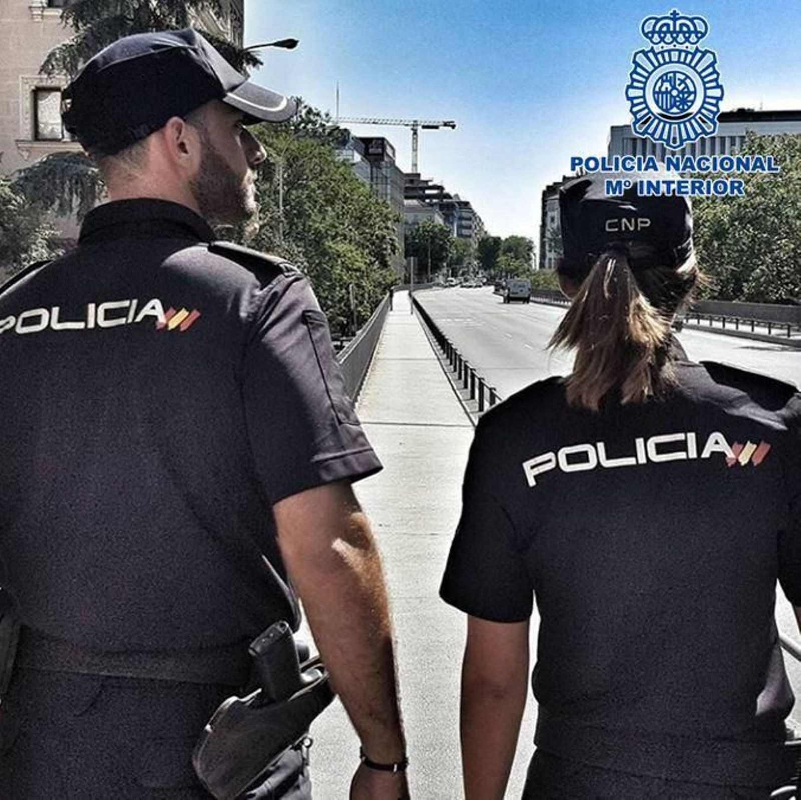 Dos agentes de la Policía Nacional de Granada.