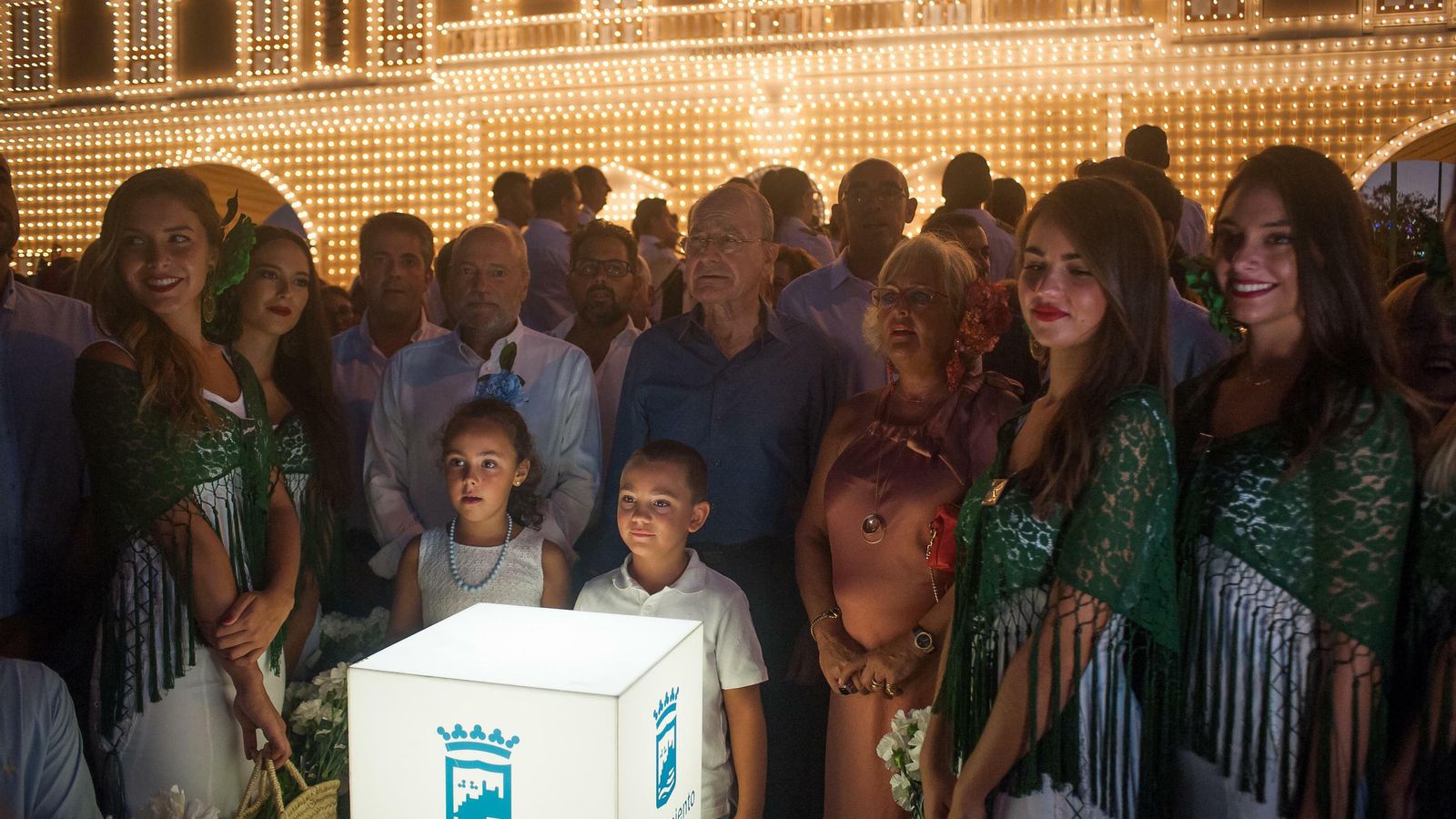 El alcalde, Francisco de la Torre, y otras autoridades, en el alumbrado.