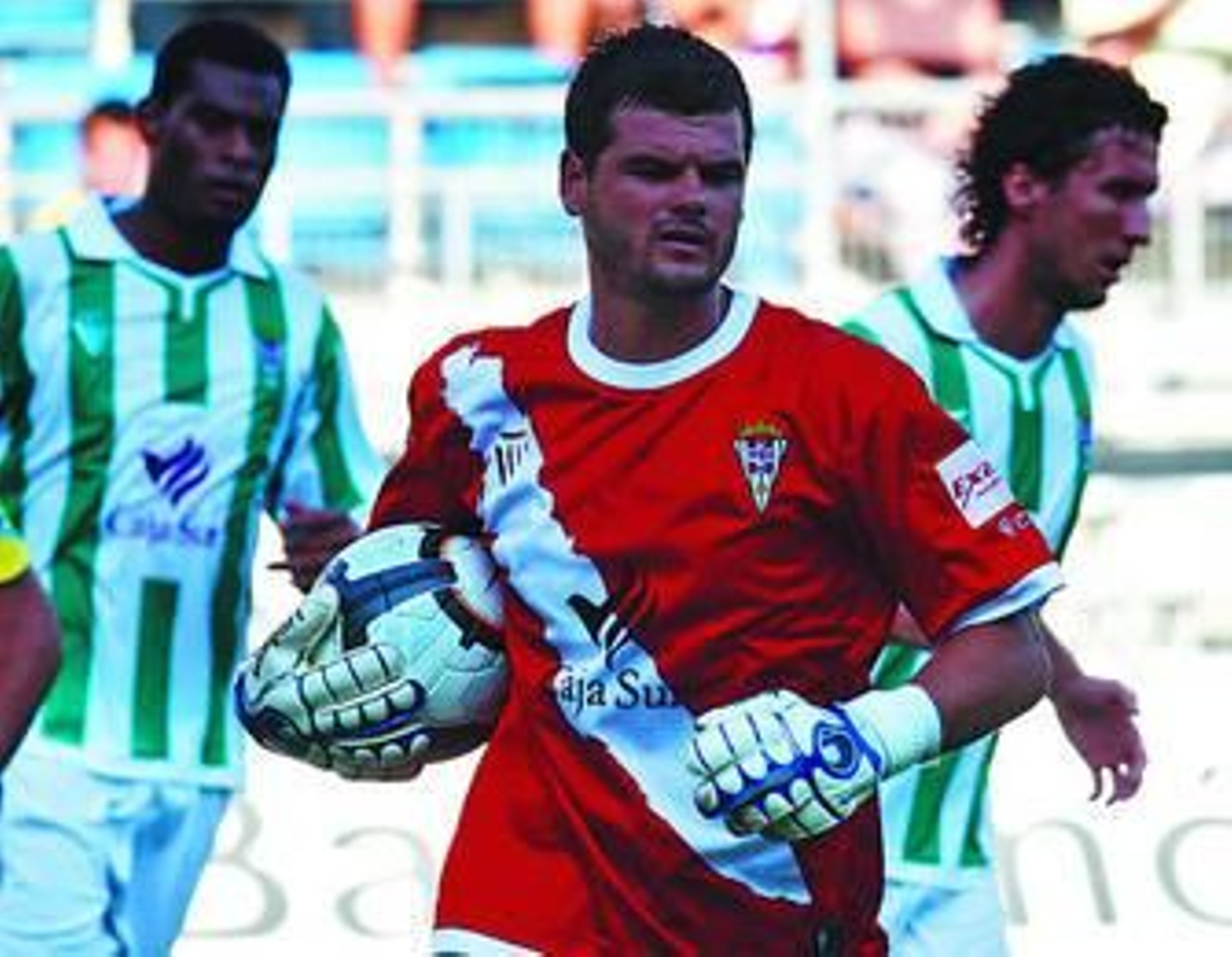 Navas sujeta el balón con seguridad durante el encuentro del Carranza.