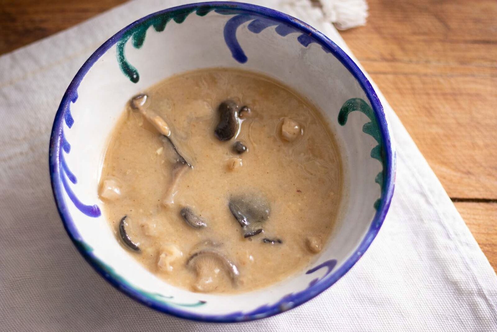 Este plato tiene un leve parecido a las gachas manchegas, pero con un ingrediente estrella: las setas.