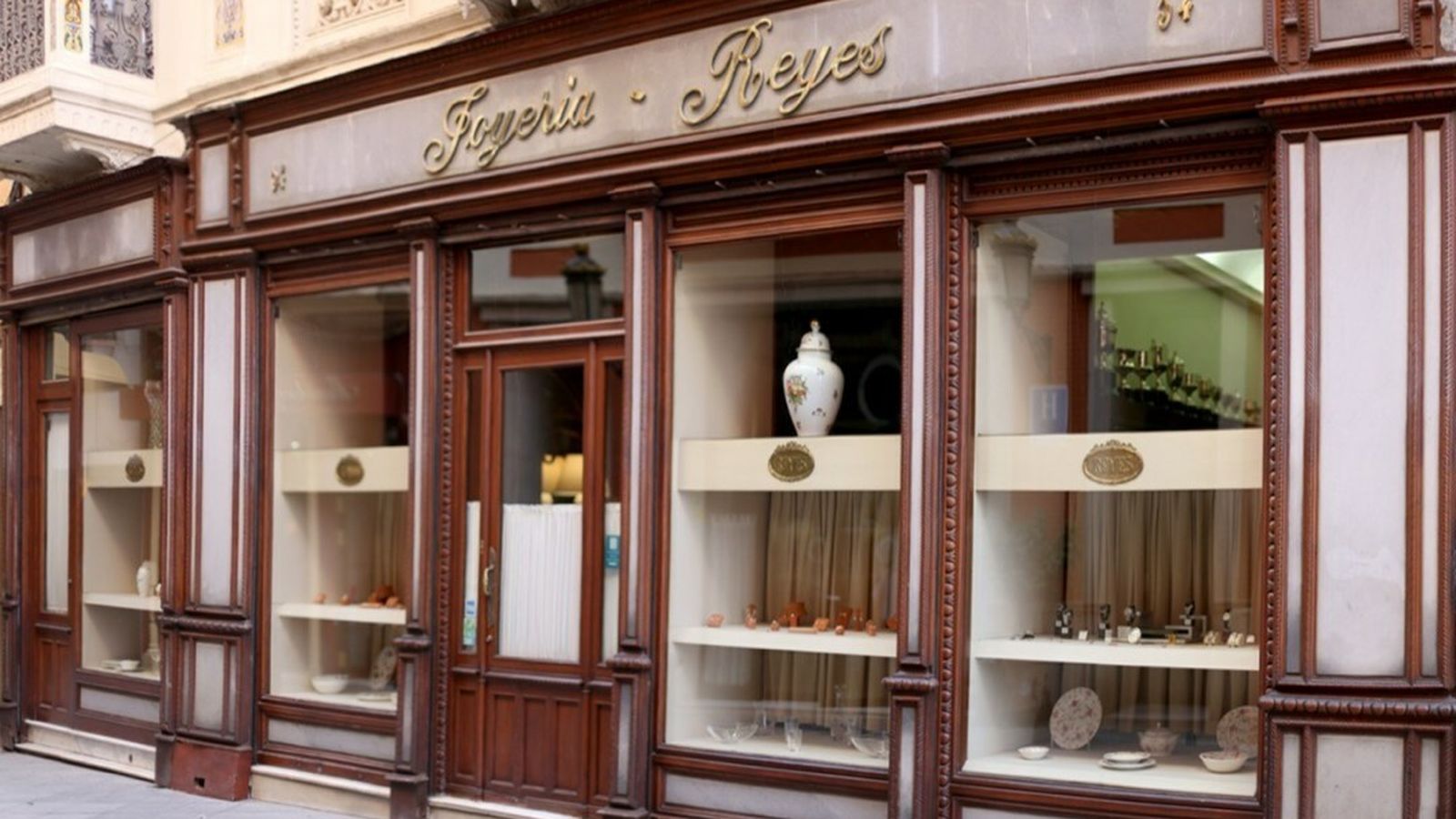 Fachada de la Joyería Reyes donde se labró la corona de la Virgen del Rocío.