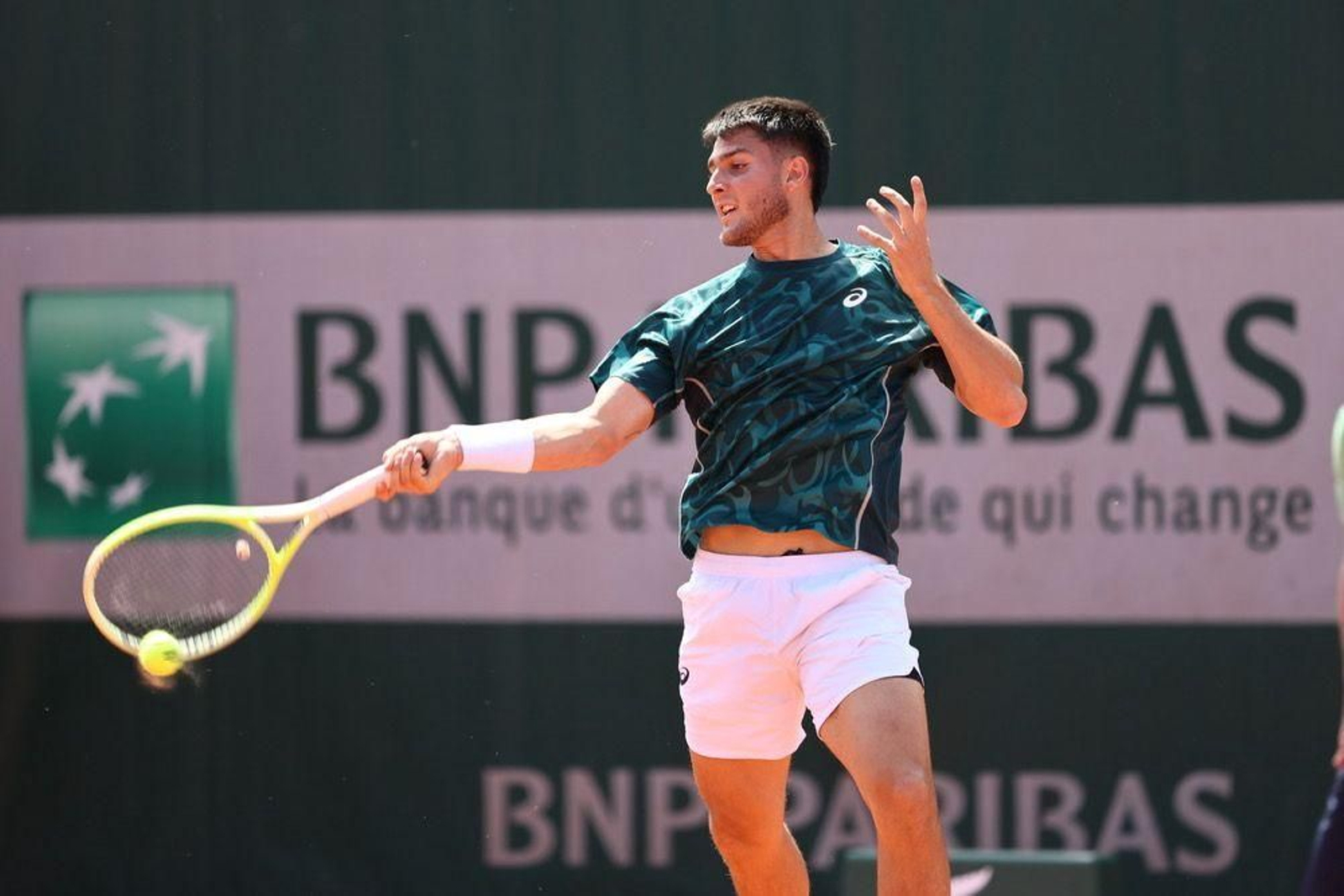 Llamas recordó a Paco Doña tras ganar su primer partido en la previa de Roland Garros.