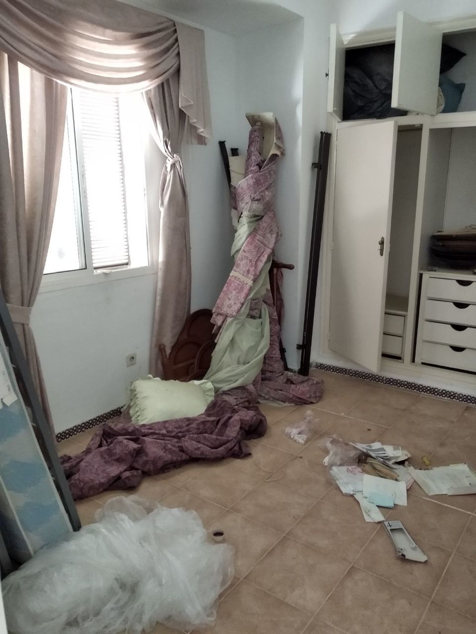 Cortinas arrancadas y armarios revueltos, en una de las casas.