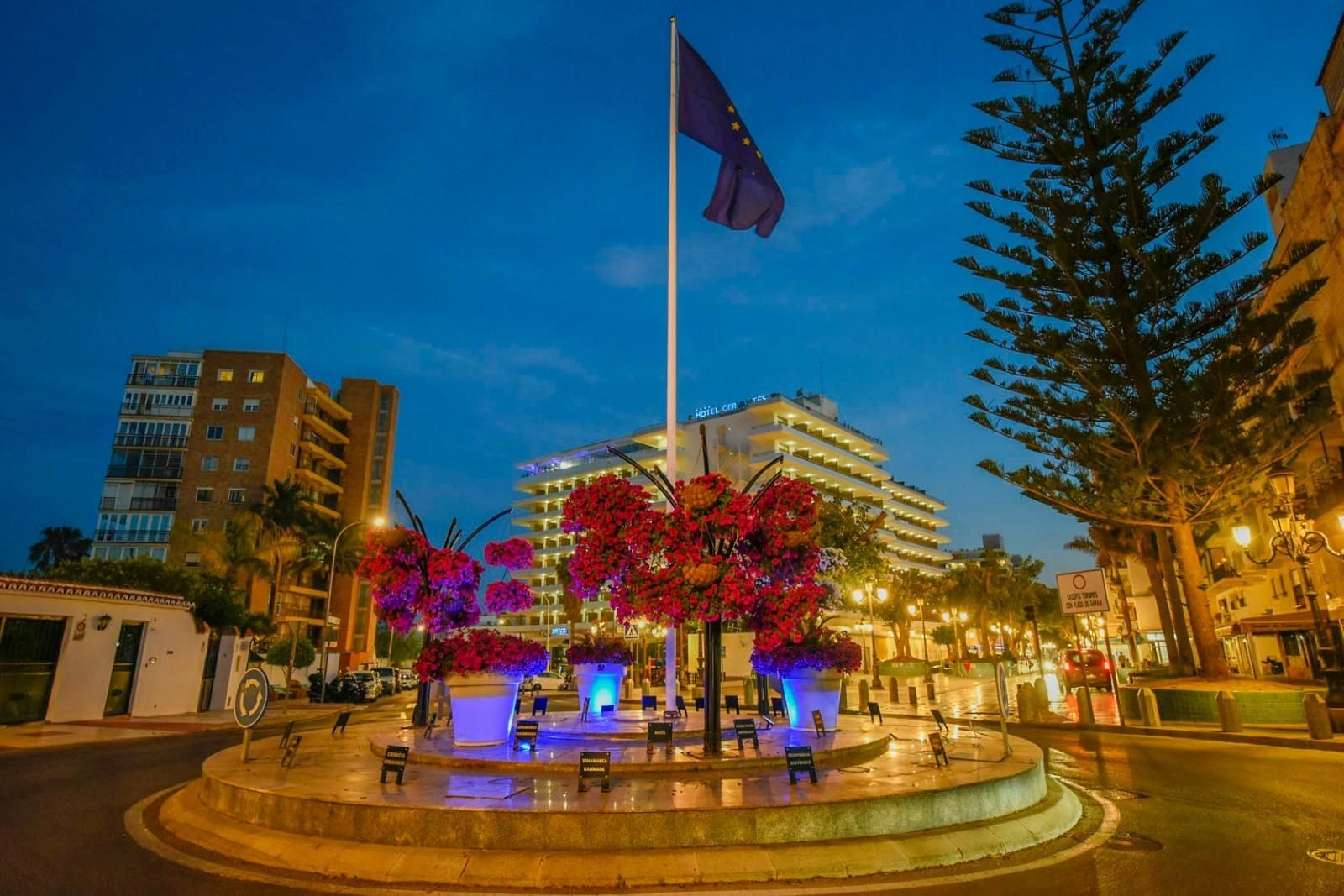 Torremolinos ilumina de color azul la plaza de la Unión Europea.