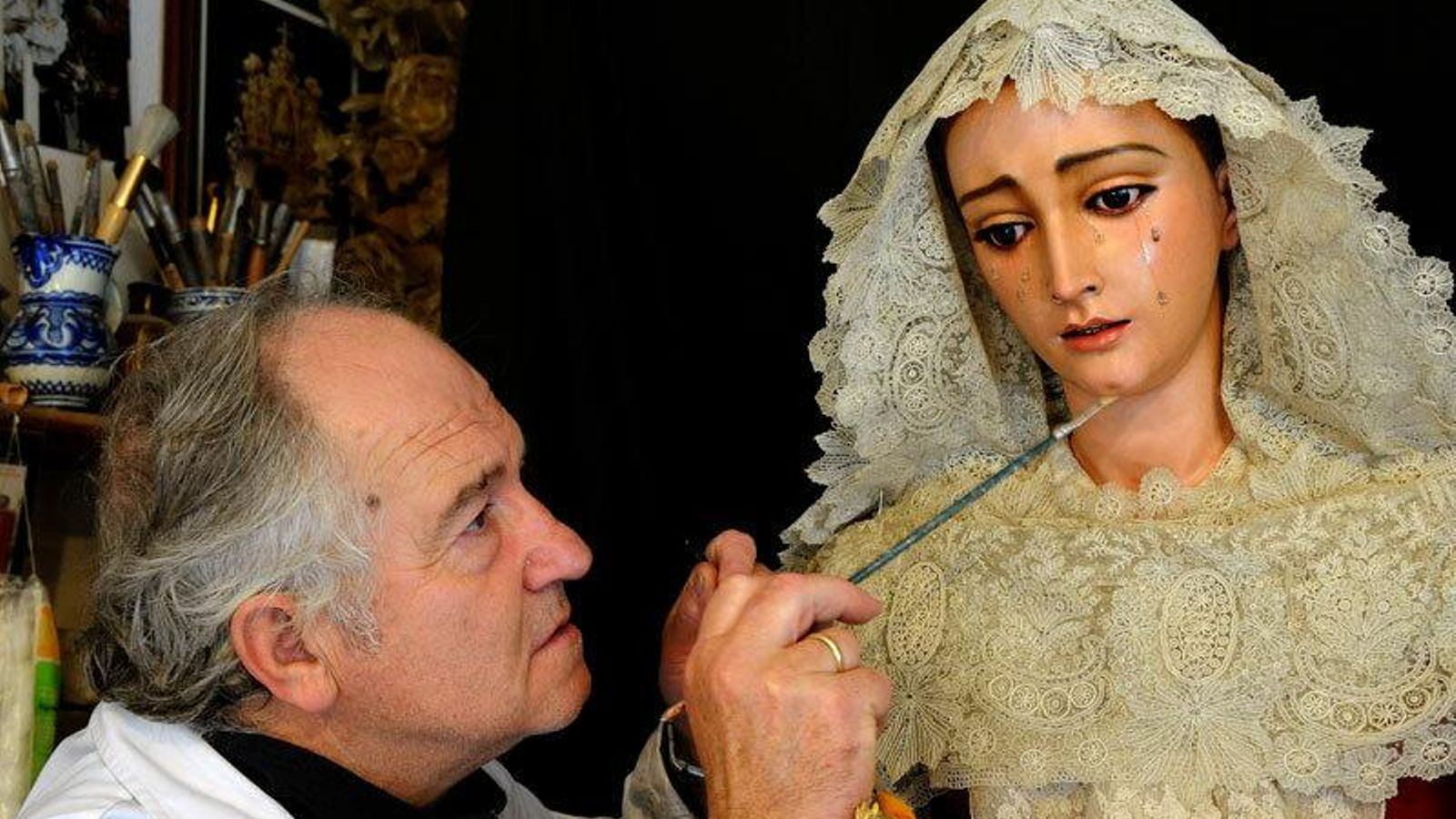 Álvarez Duarte restaurando en su taller a la Virgen de Guadalupe.