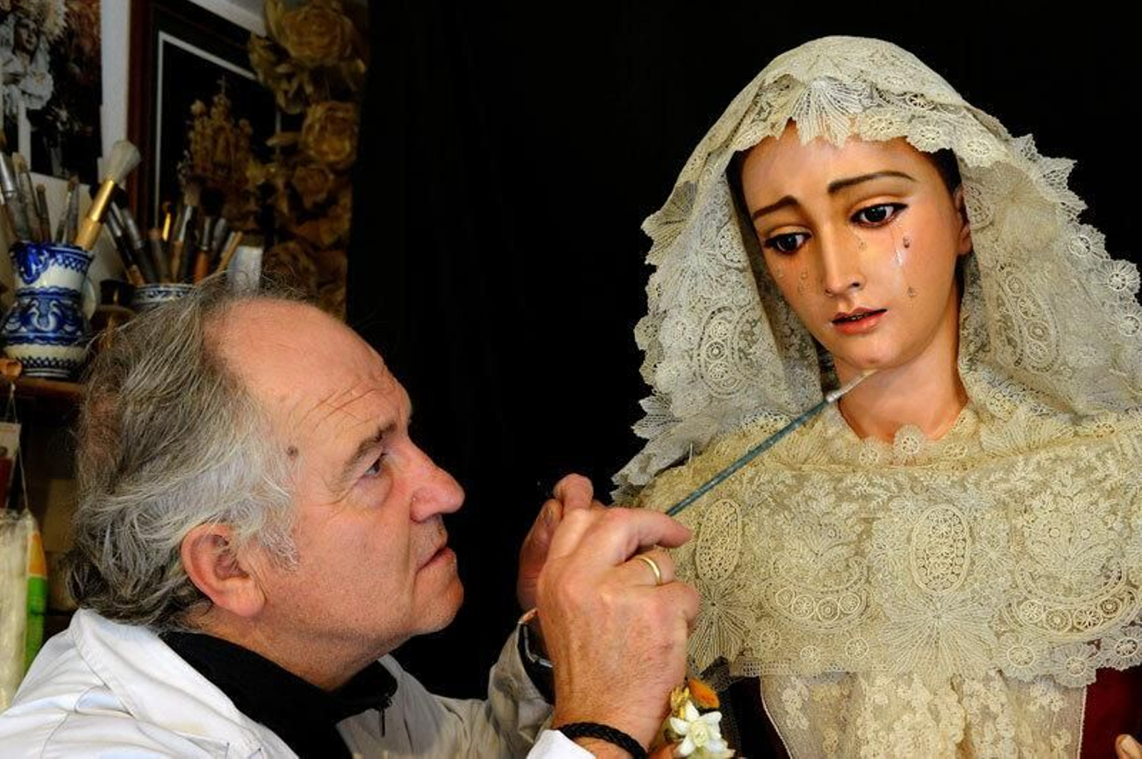 Álvarez Duarte restaurando a la Virgen de Guadalupe.