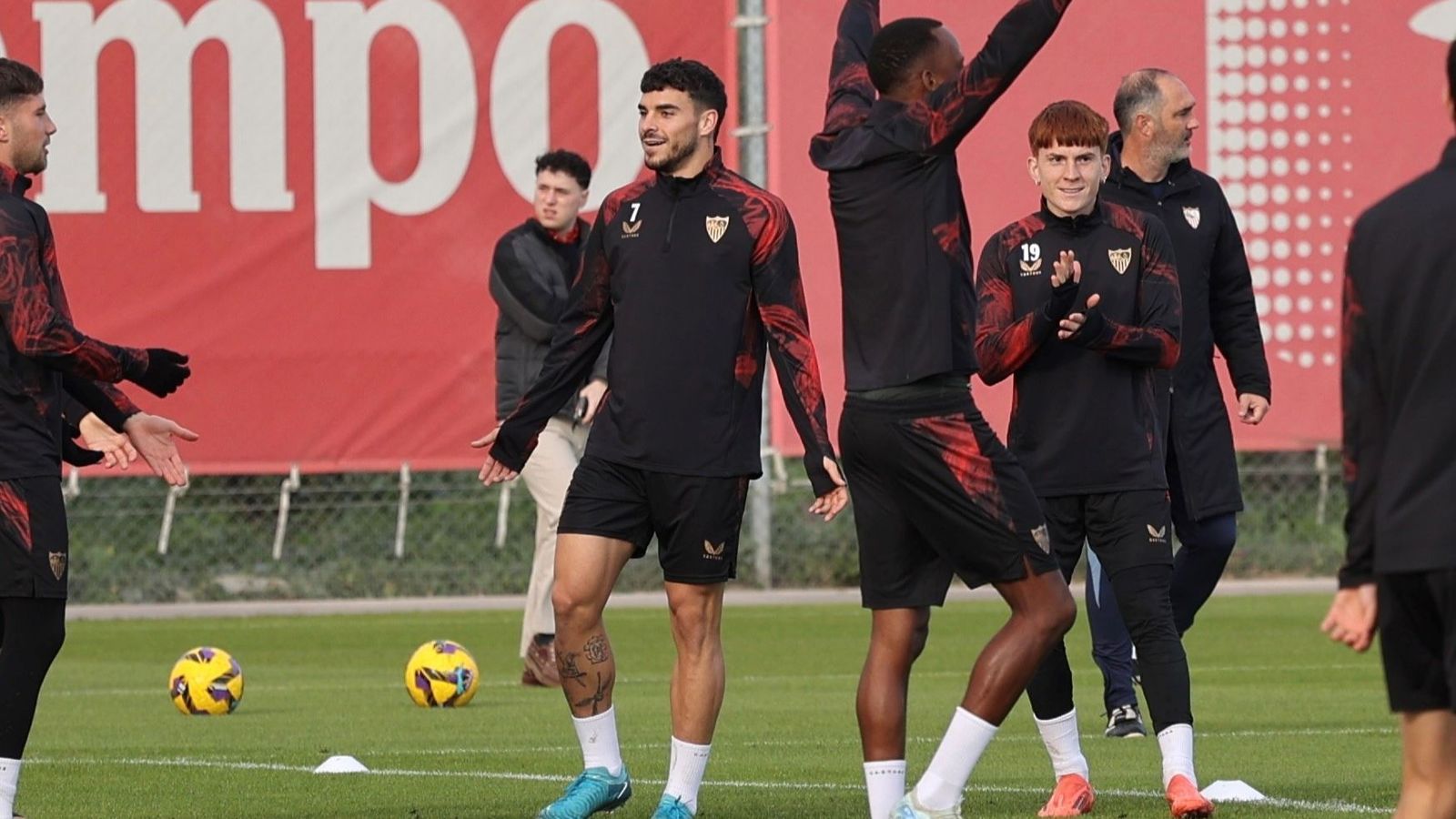 Isaac Romero pide explicaciones a José Ángel Carmona durante un rondo del entrenamiento.