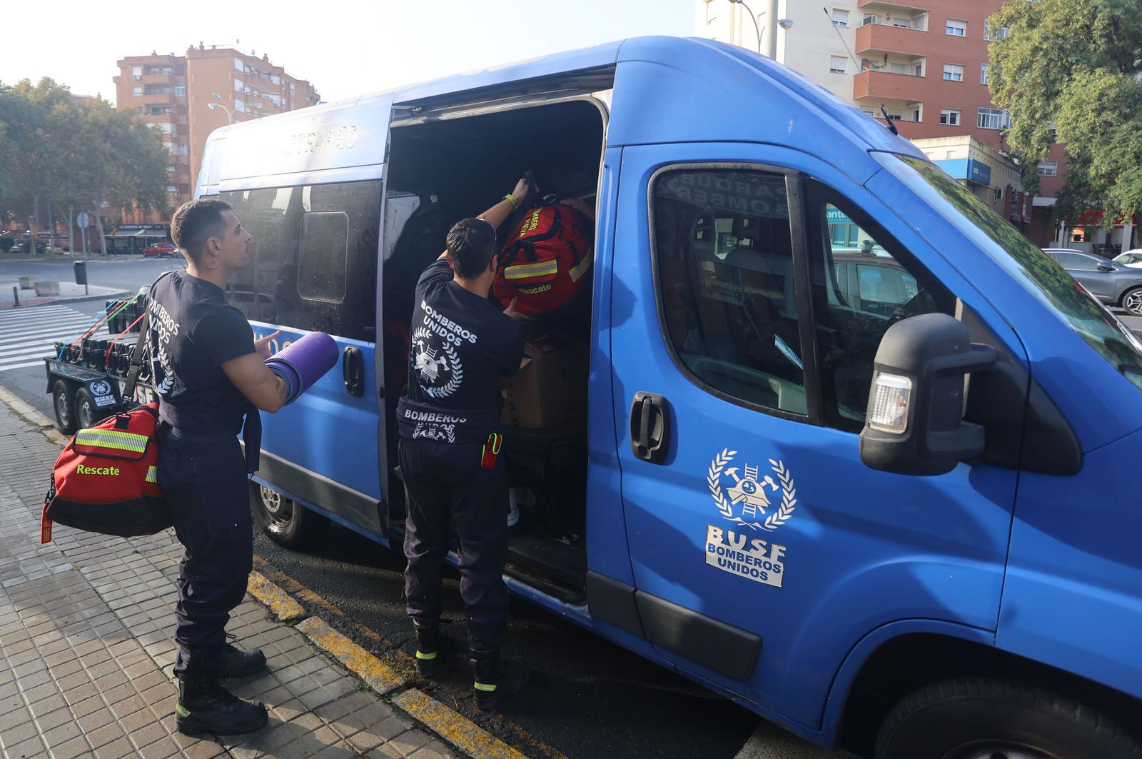 Imágenes de la partida de los bomberos de BUSF Huelva hacia Valencia