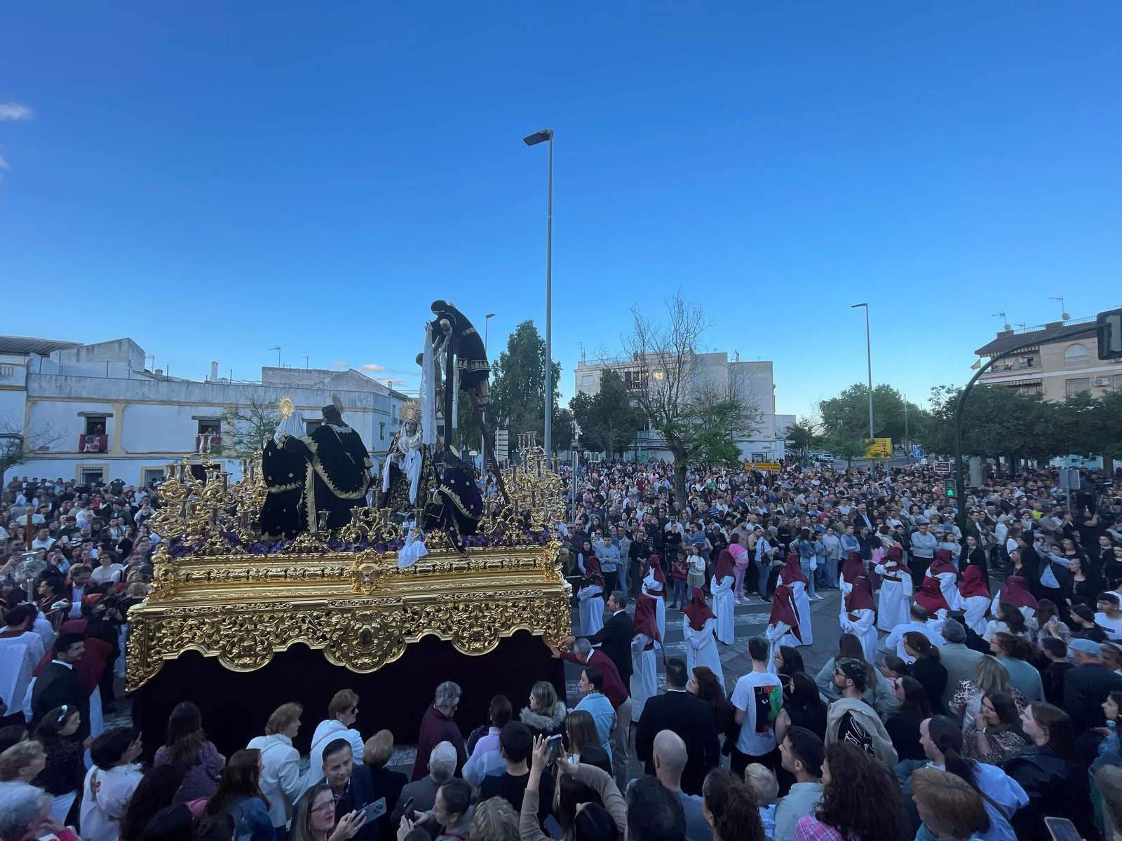 La procesión del Descendimiento en este Viernes Santo de Córdoba, en imágenes