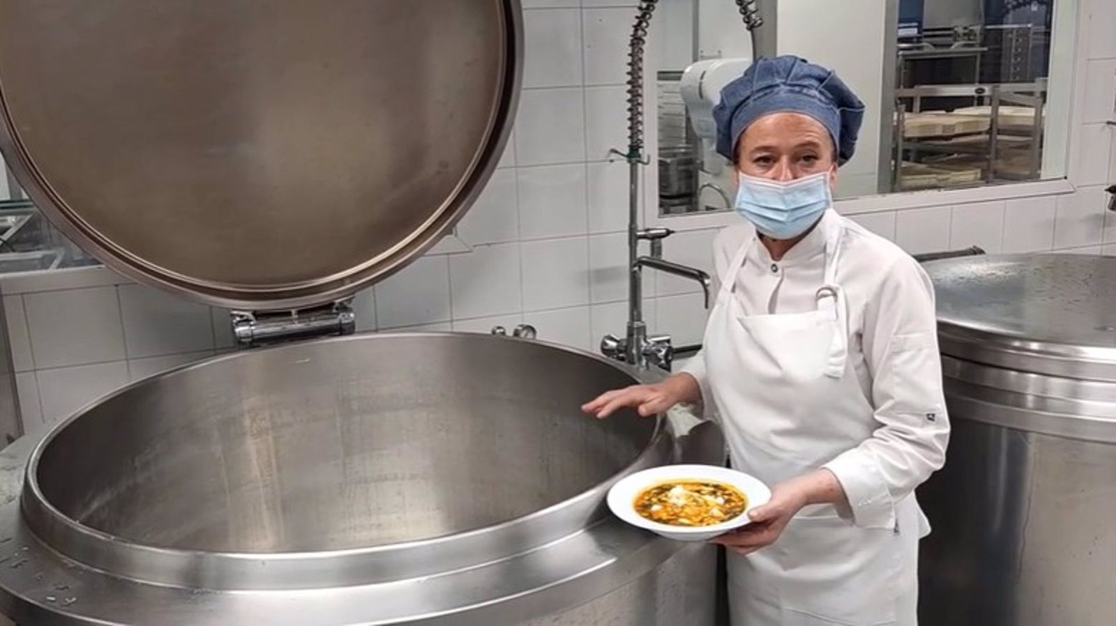 Una cocinera del Virgen de las Nieves con un potaje de vigilia