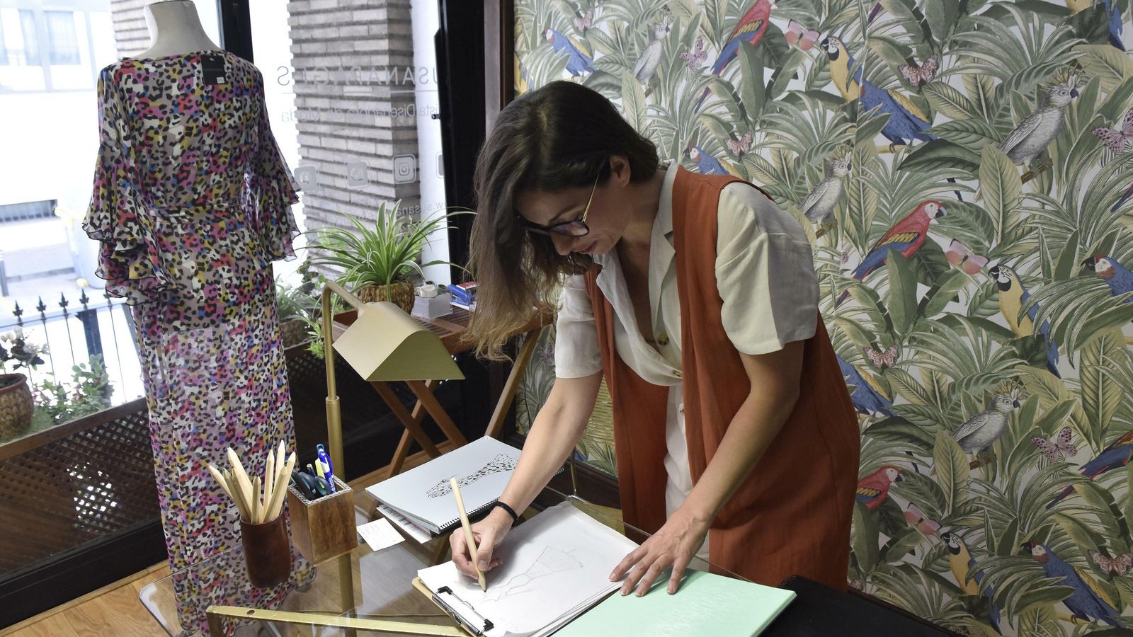 Susana Pagés terminando un dibujo de la colección