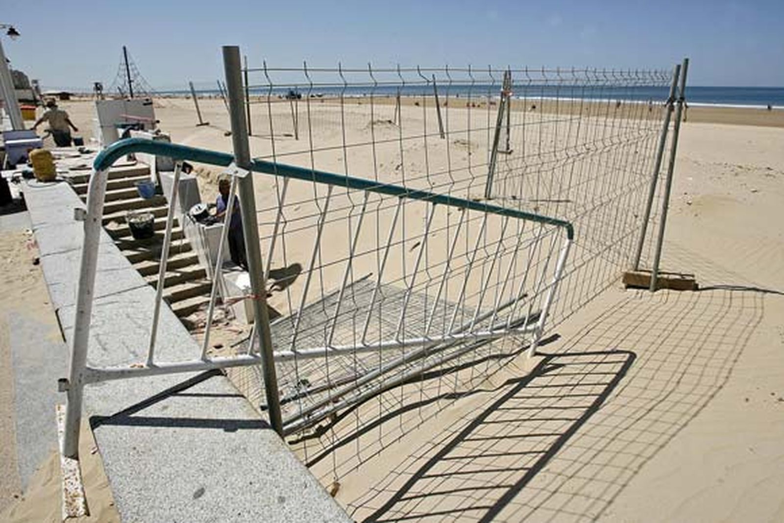 Decenas de operarios se afanan estos días por dejar la zona estrella del verano gaditano en perfecto estado./Joaquín Pino

Foto: Joaquin Pino