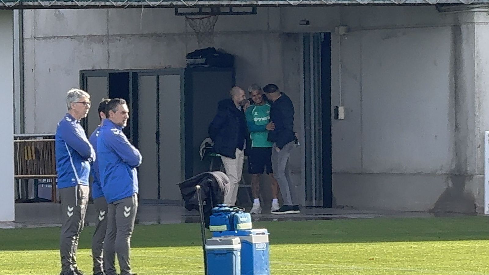 El Cucho Hernández se deja ver en la ciudad deportiva