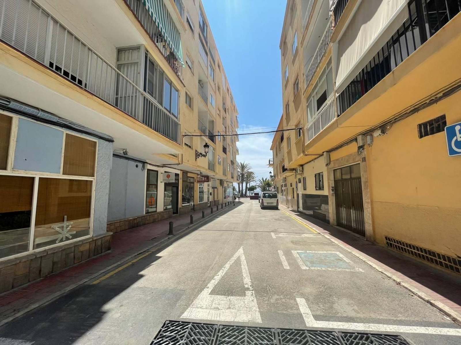 Vista de la calle Delfín de Estepona.