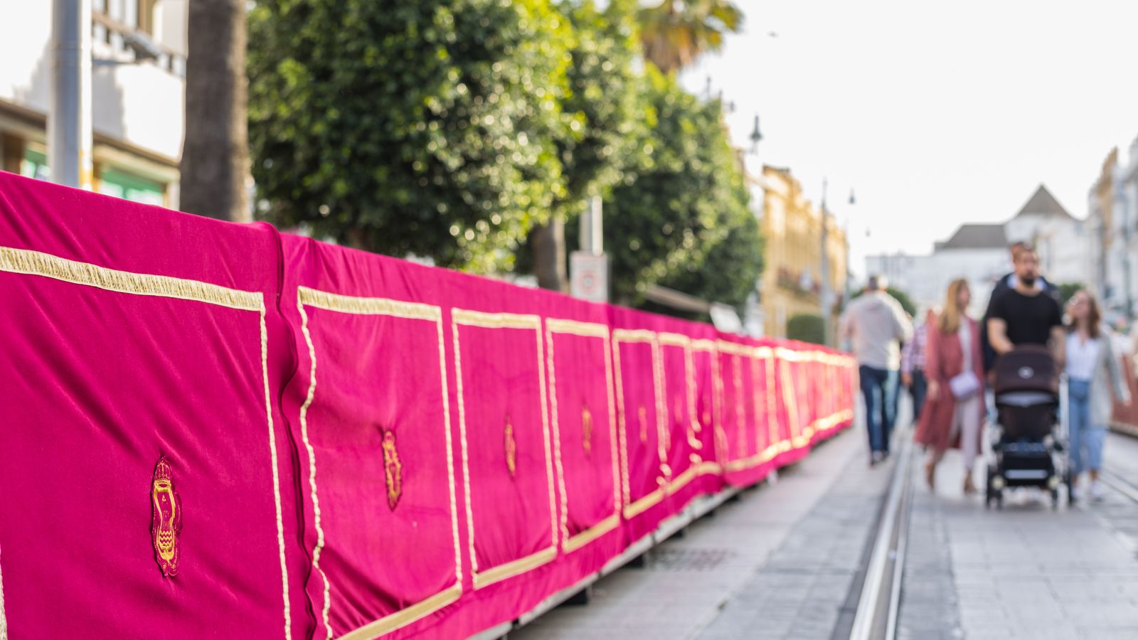 Palcos de la nueva Carrera Oficial en la calle Real.