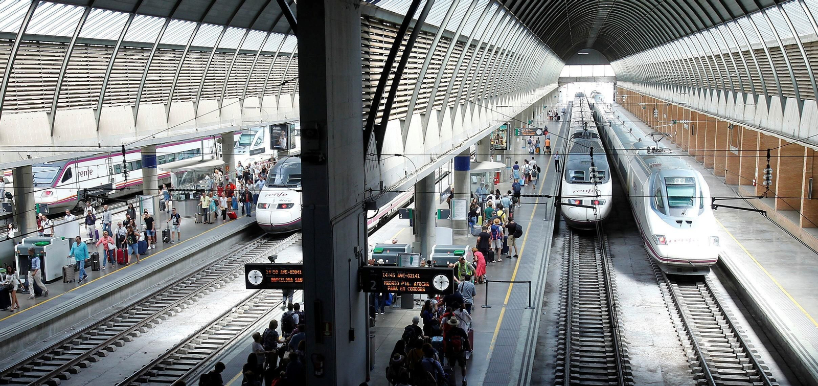 Trenes AVE en la estación de Santa Justa de Sevilla.
