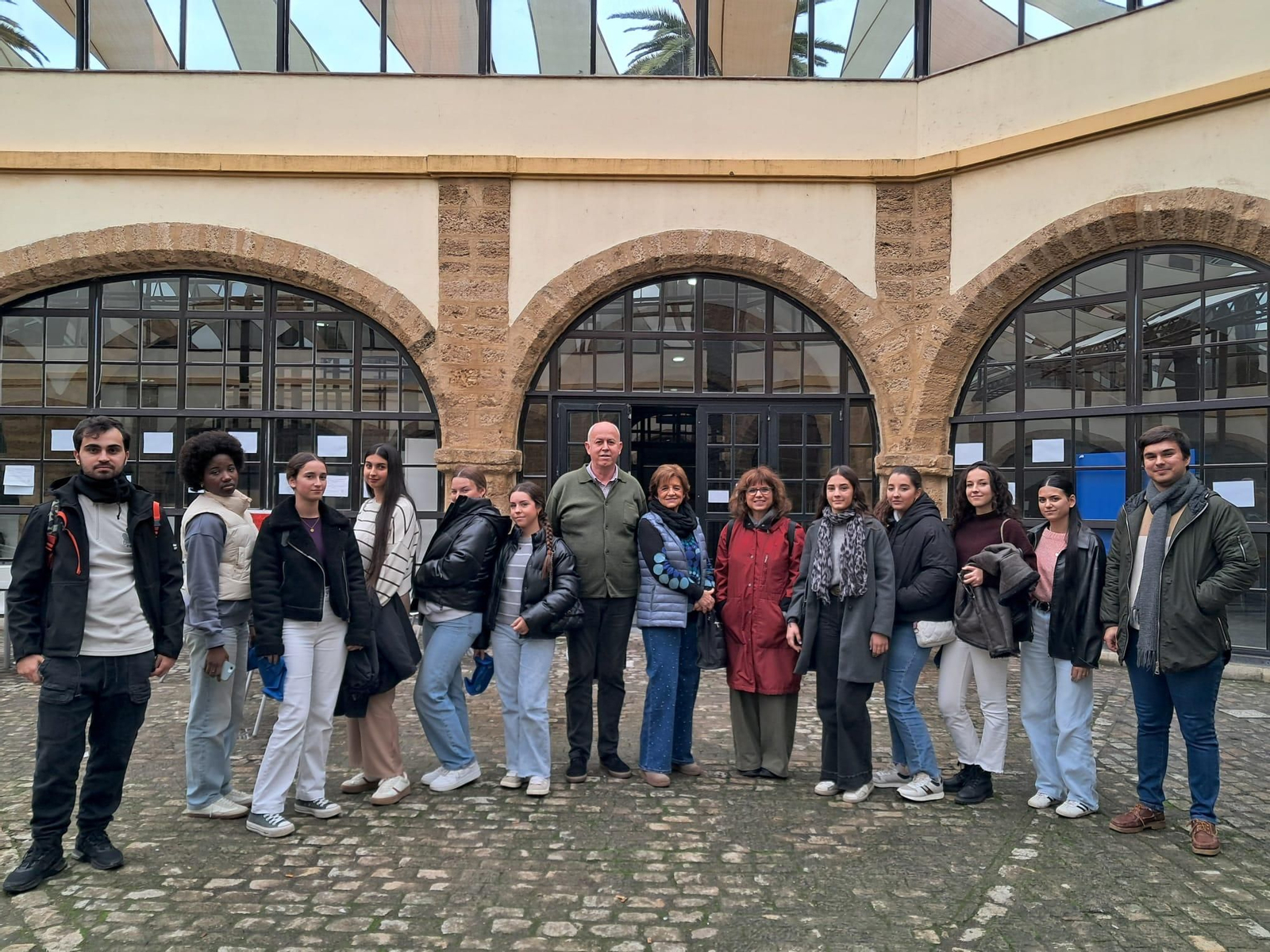 Los alumnos del IES Elena García Armada, junto al profesor Miguel Peña y las doctoras Virtudes Atero y Nieves Vázquez.