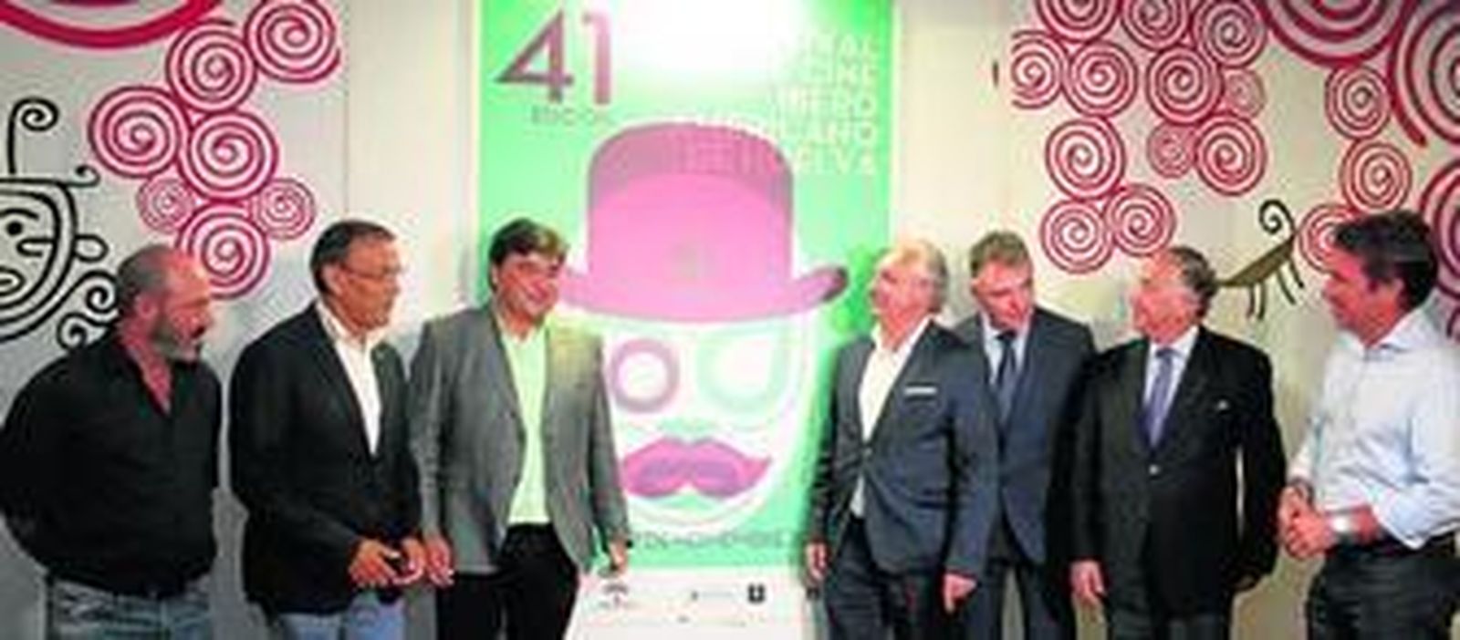 Pedro Jiménez, Ignacio Caraballo, Gabriel Cruz, Pedro Castillo, Francisco José Romero, Enrique Pérez Viguera y Ruperto Gallardo flanquean el cartel del 41 Festival de Cine Iberoamericano.