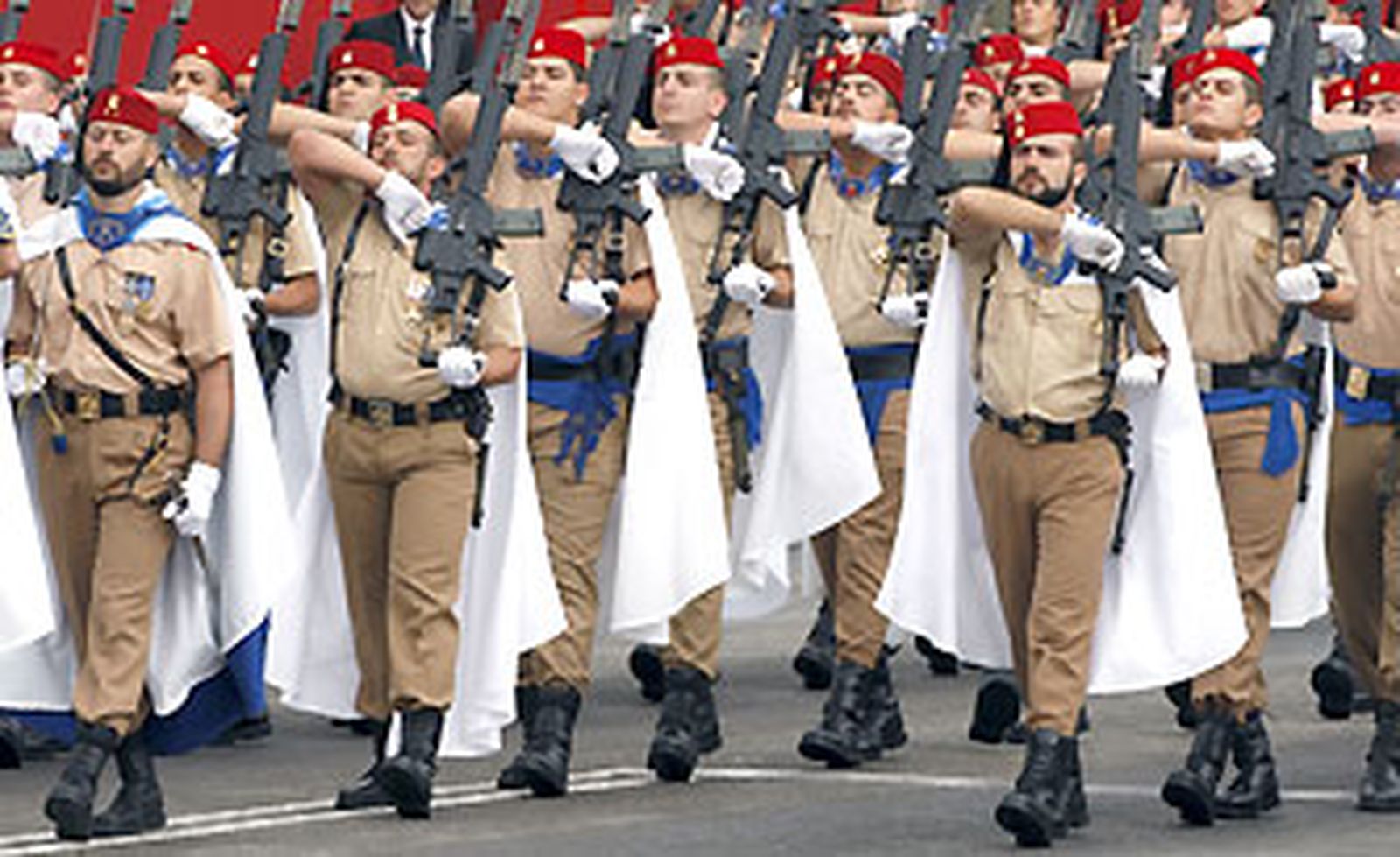 Los Reyes presiden un desfile de la Fiesta Nacional deslucido por la lluvia
