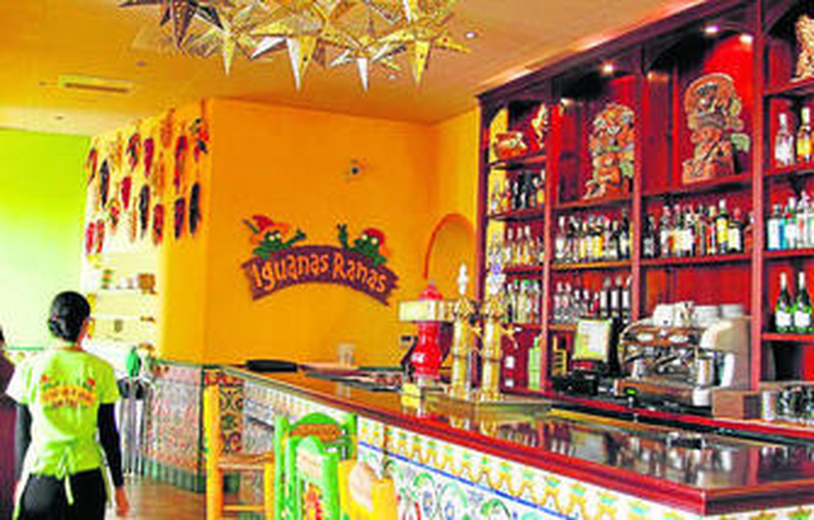 1. La decoración del nuevo Iguana Ranas conjuga las tradiciones sevillana y mexicana. 2. El comedor que ocupa el patio central, emblema del nuevo establecimiento. 3. Un detalle de la decoración de la barra principal del restaurante.