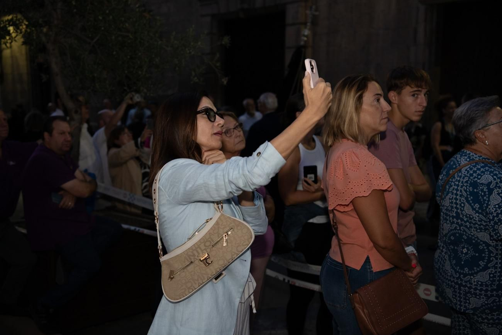 Una marea de devoción inunda Jaén al paso de la Magna, en imágenes