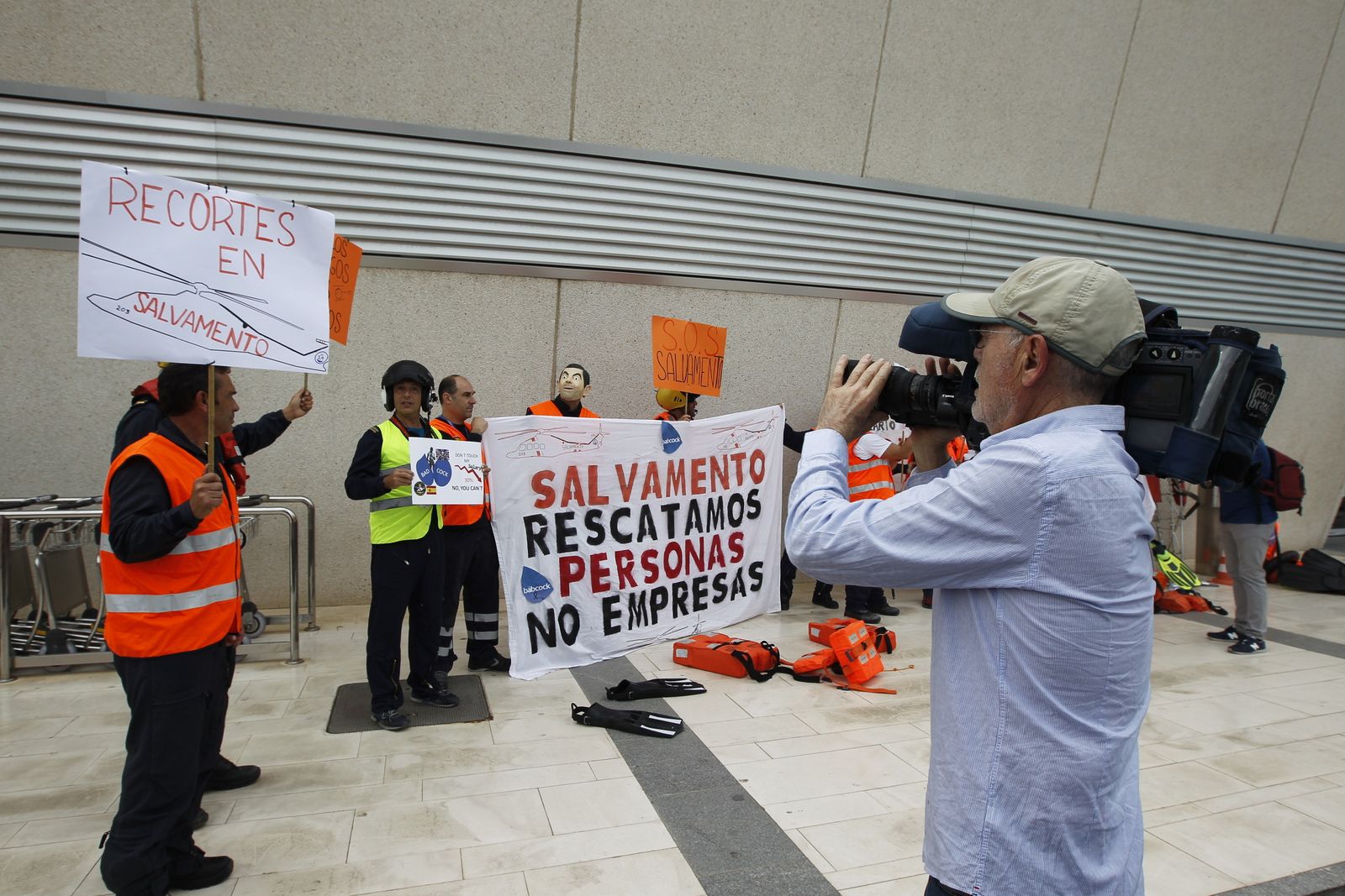 Fotogalería protesta equipo aéreo Salvamento Marítimo en Almería