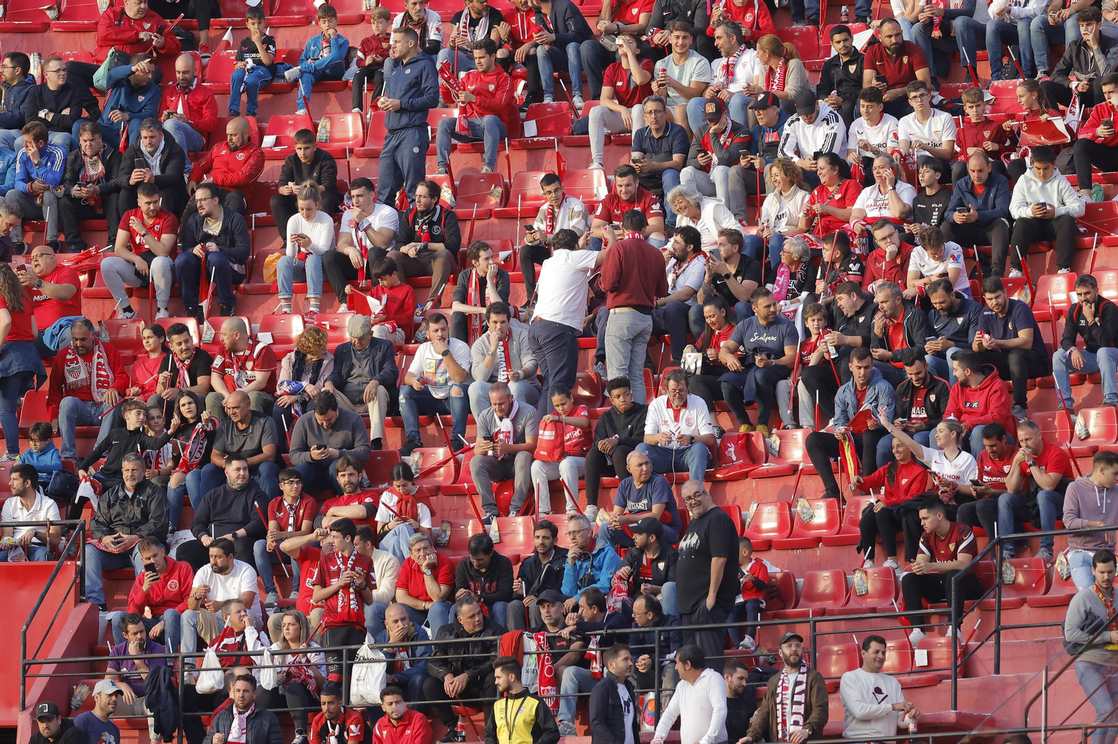 Búscate en las fotos del Sevilla-Betis
