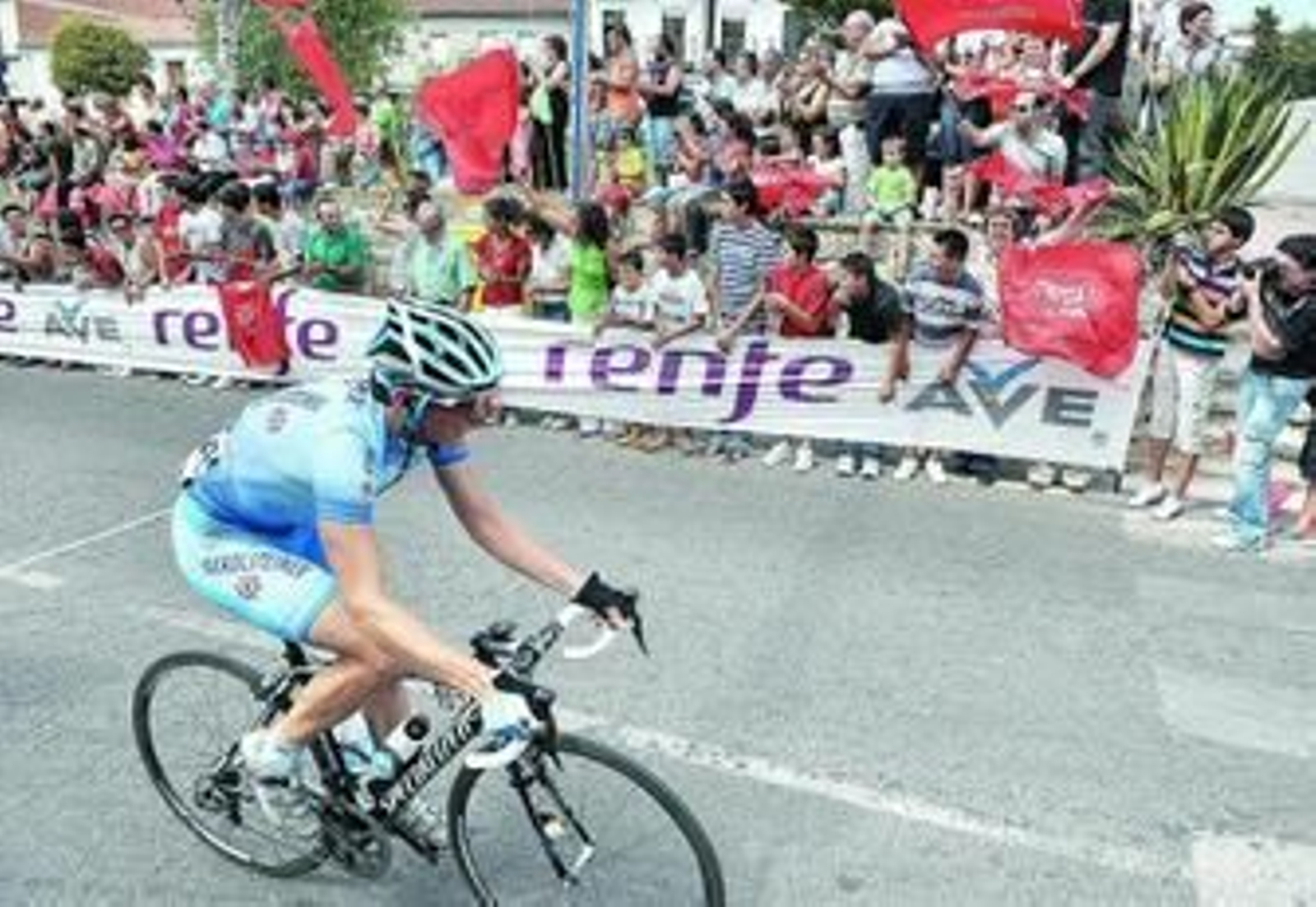 Ciclistas y banderas, en el Sprint Especial patrocinado por Renfe AVE en Pozoblanco.