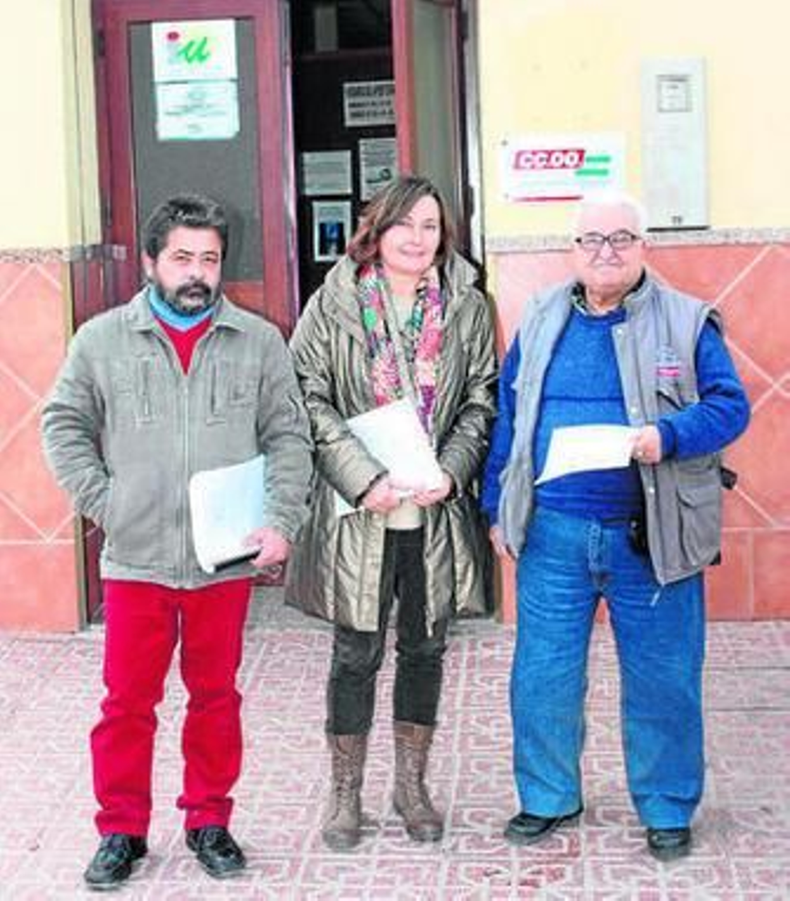 Los tres ediles de IU en Benamejí, con Reyes a la derecha.