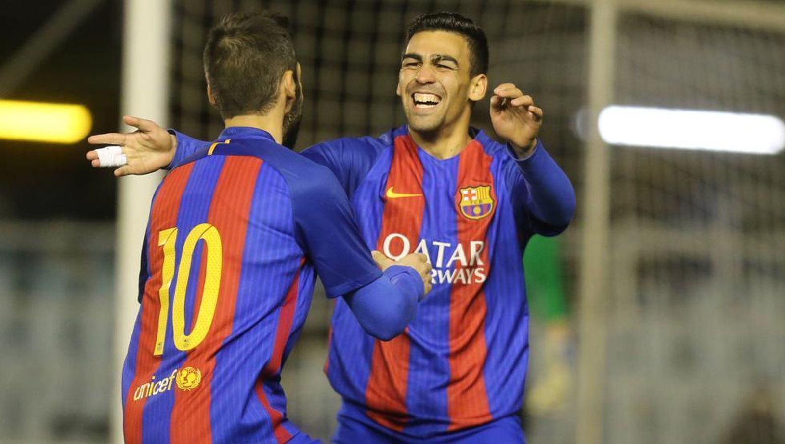 Perea (de espaldas) se abraza con Romera para celebrar un gol con el Barça B.