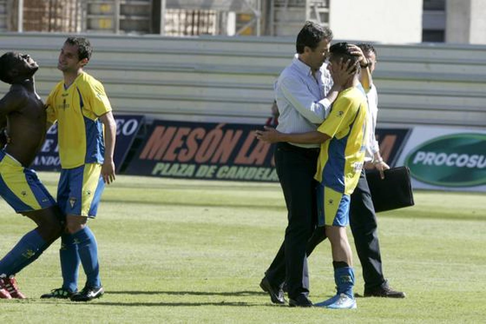 El técnico se muestra cariñoso con Carlos Caballero. 

Foto: Jesus Marin