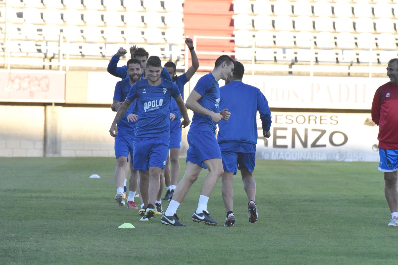 Joaquín (en el centro), en un entrenamiento de la pasada semana en el Nuevo Mirador.