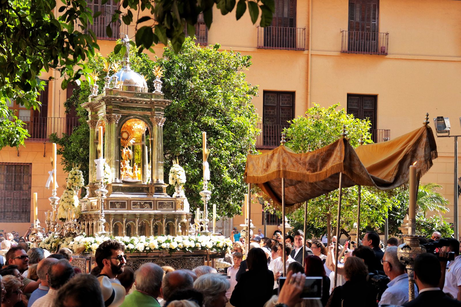 Entre devoción, flores y abanicos: el Corpus Christi en Málaga