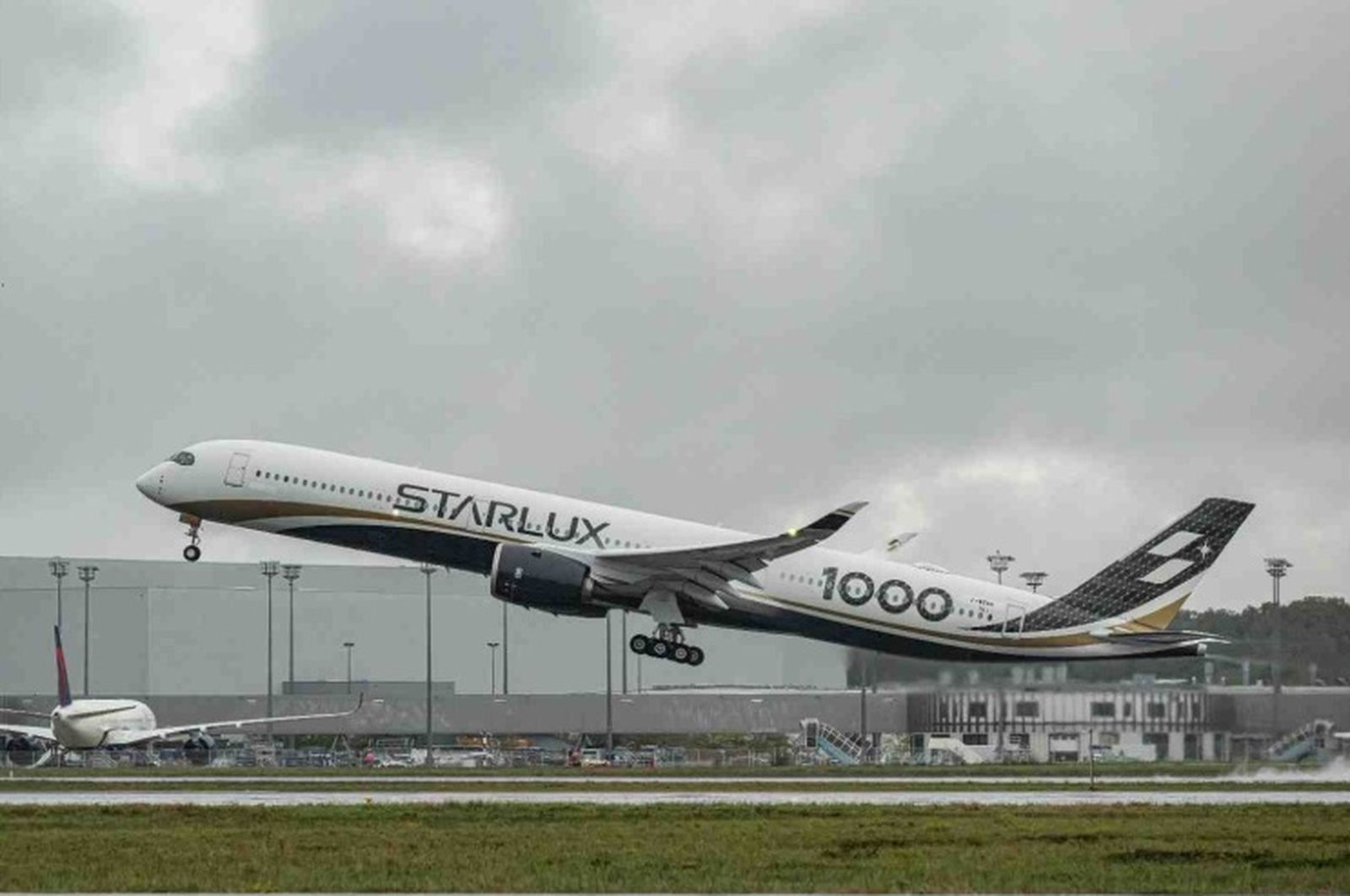 Avión A350-1000 de la aerolínea taiwanesa Starlux con el grabado destacando el modelo