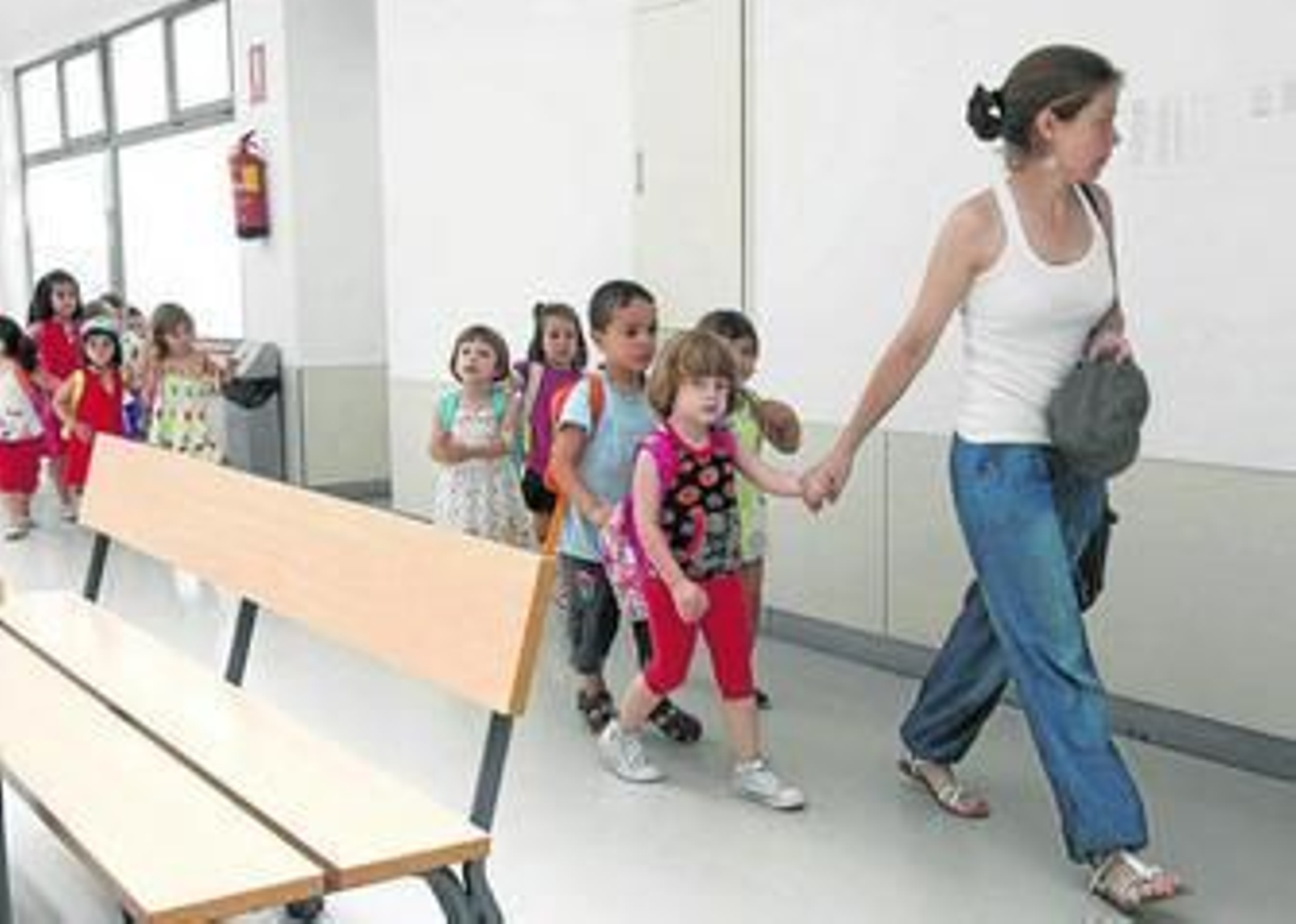Niños con su monitora por los pasillos de uno de los aularios durante un campus anterior.