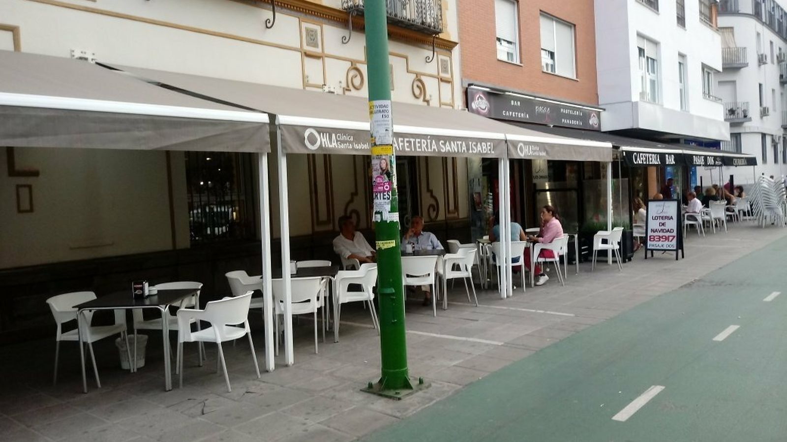 Otra perspectiva de la terraza de veladores de la clínica Santa Isabel desde el carril bici.