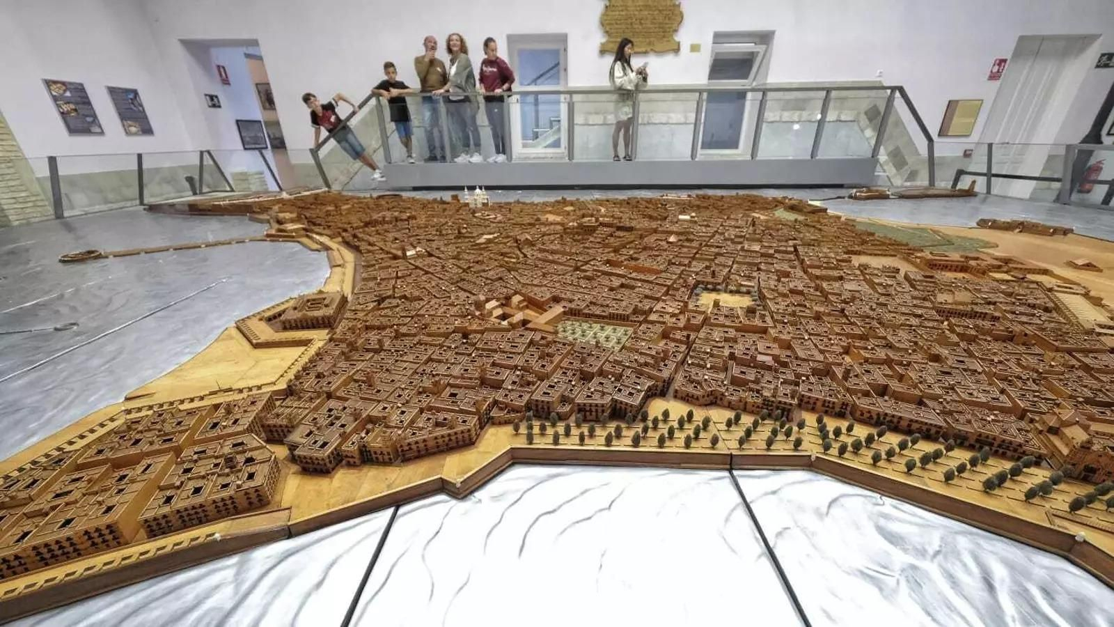 Unas personas observan la Maqueta de Cádiz, en el Museo de las Cortes, el pasado verano.