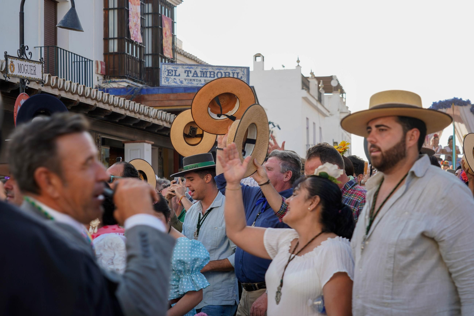 El Rocío 2025: Imágenes de las presentaciones de las hermandades de Huelva ante la Virgen