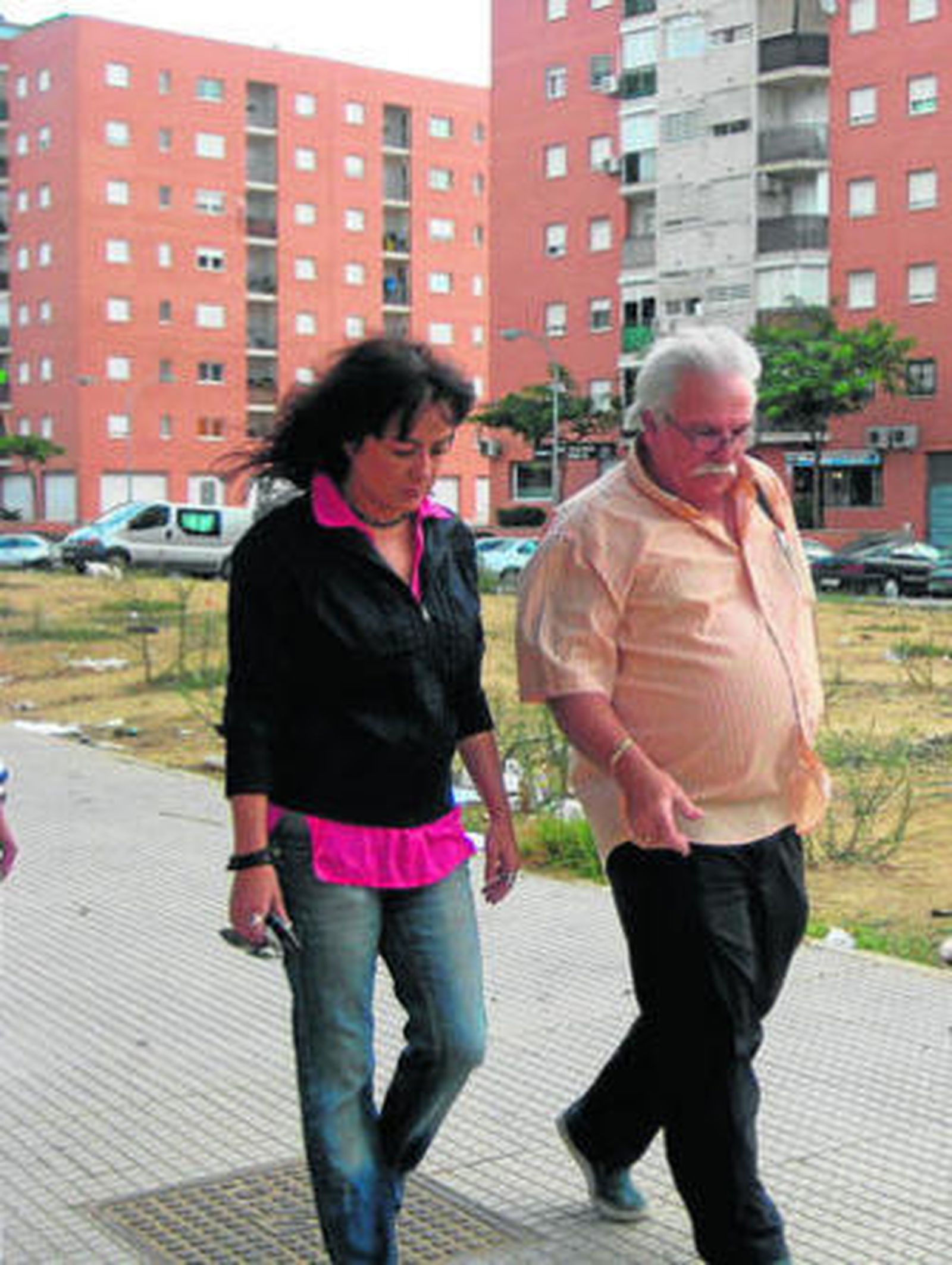 Elena Tobar durante su visita de ayer al barrio Jardines del Odiel.