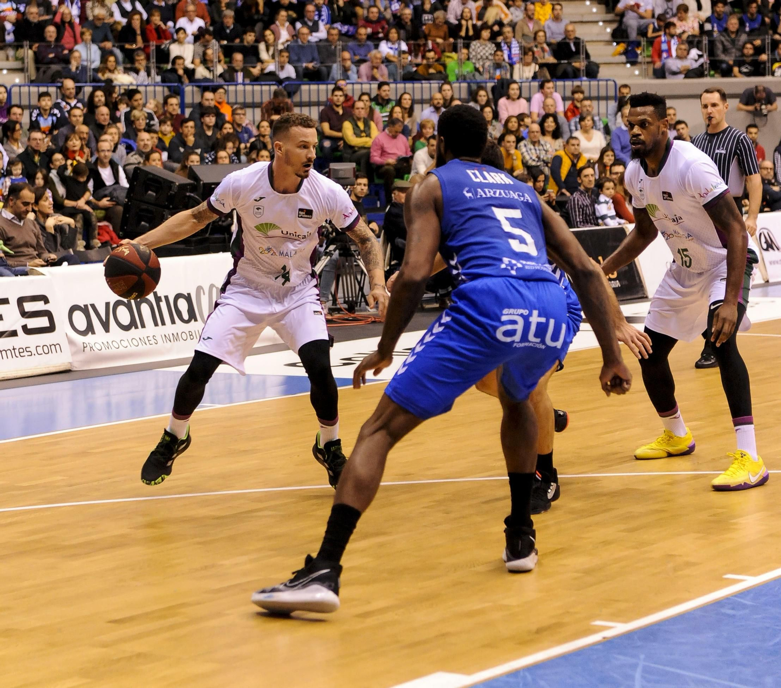 Josh Adams bota el balón ante el San Pablo Burgos.