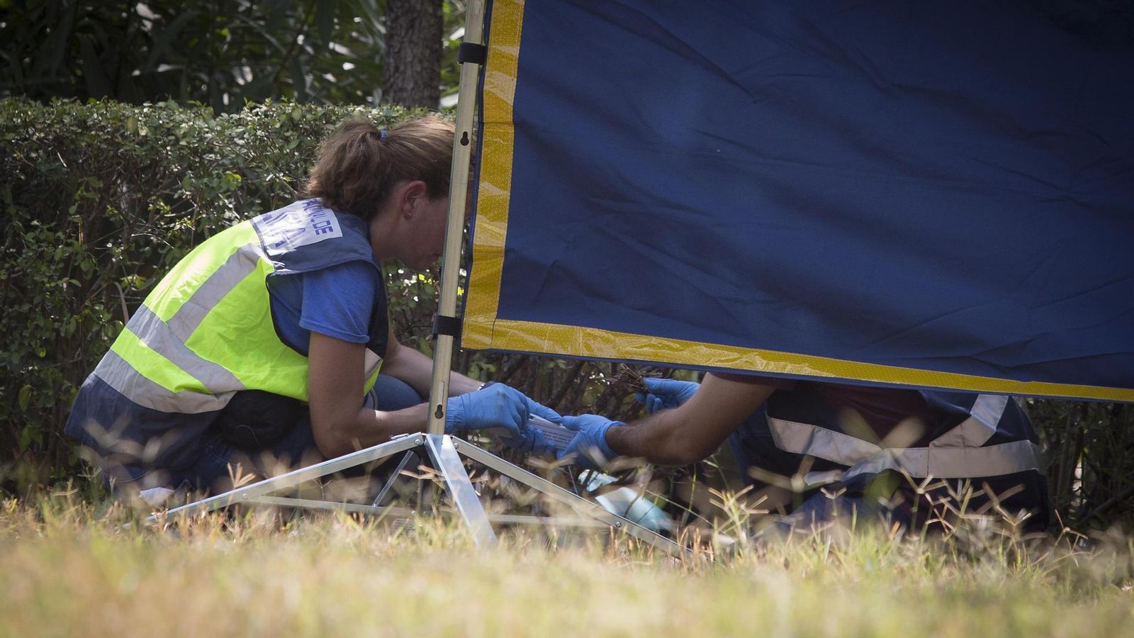 La Policía Científica recoge muestras en la zona del hallazgo