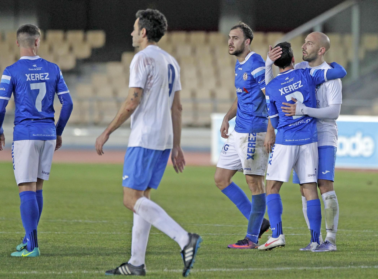 Quirós saluda a Benítez en el segundo derbi de la 16/17, en la que el Deportivo fue mejor  y ascendió a Tercera.