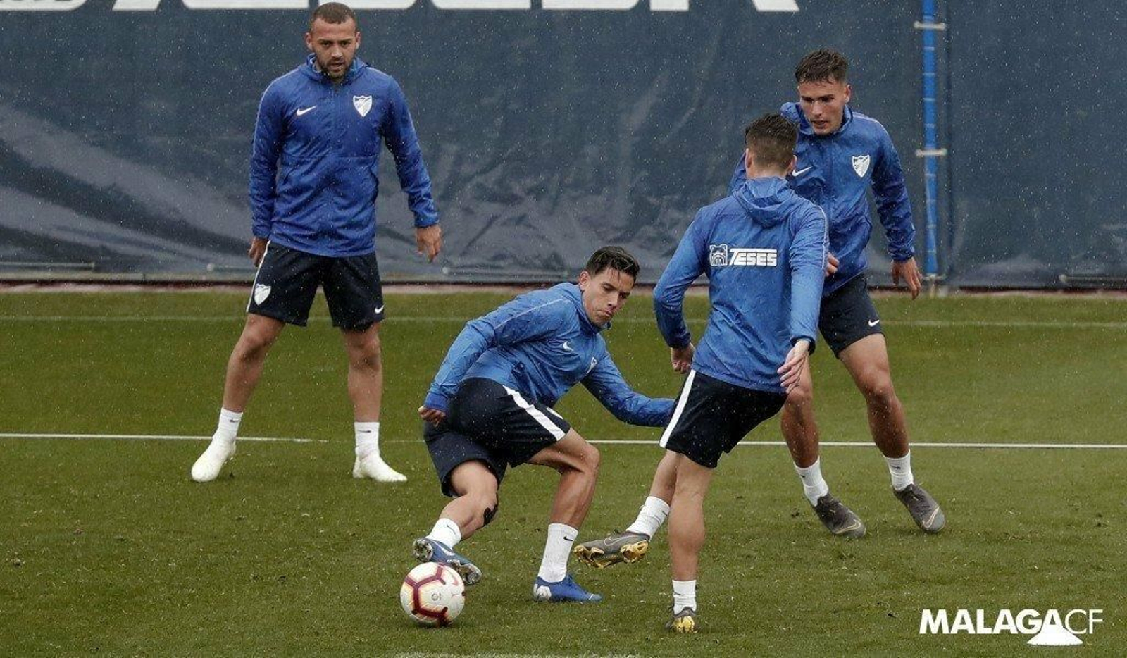 Las fotos del Málaga CF bajo la lluvia.
