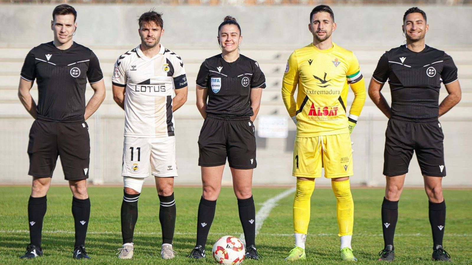 La colegiada Elisabeth Calvo, sus auxiliares y los capitanes posan antes del encuentro