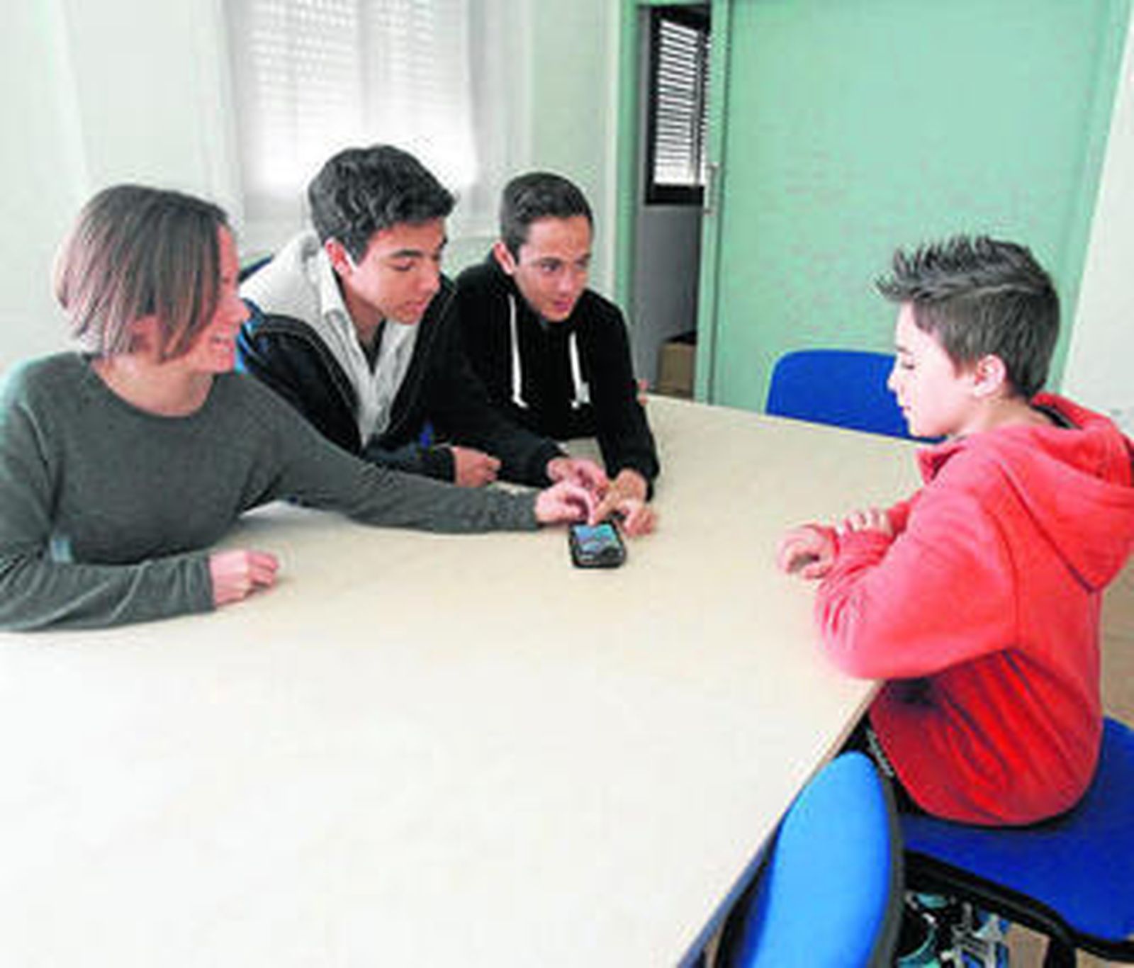 Los cibermánager hablan con un alumno del centro que ha solocitado una reunión.